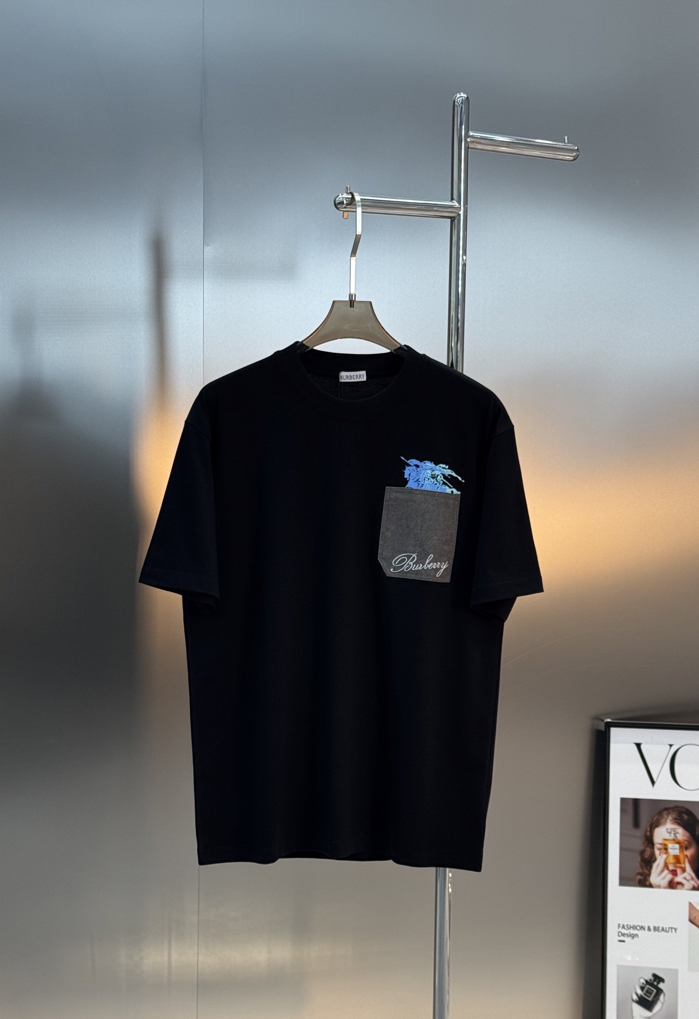 Burberry巴宝莉新款潮牌T恤.男女同款❤️采用高品质纯棉材质，柔软舒适，日常穿着超友好!胸前口袋设