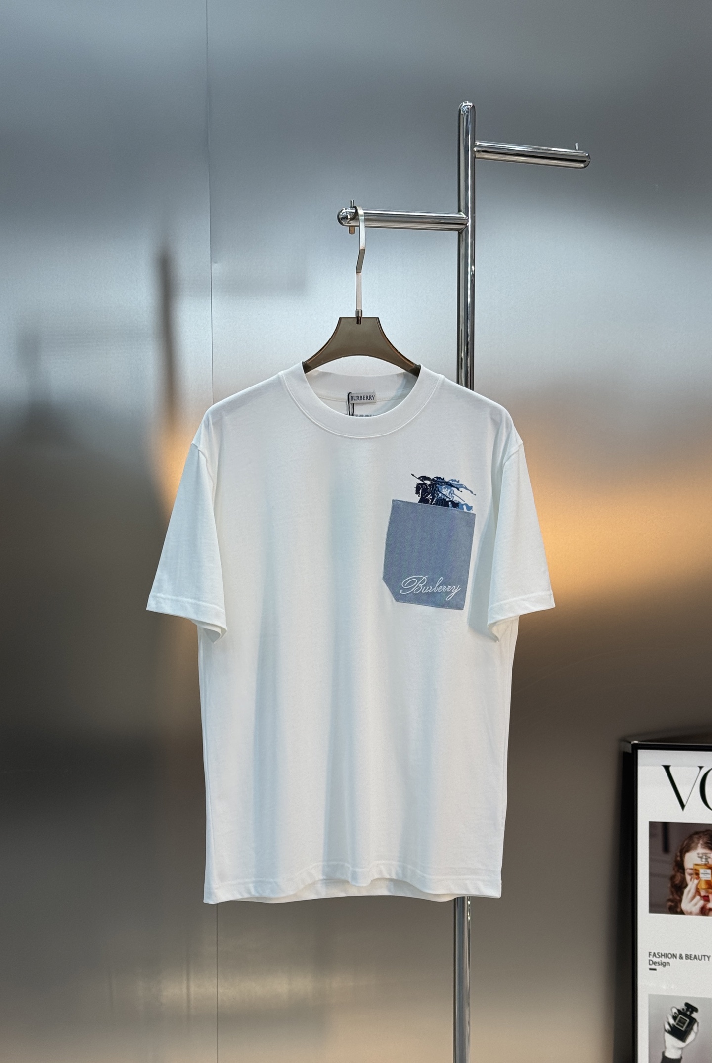 Burberry巴宝莉新款潮牌T恤.男女同款❤️采用高品质纯棉材质，柔软舒适，日常穿着超友好!胸前口袋设