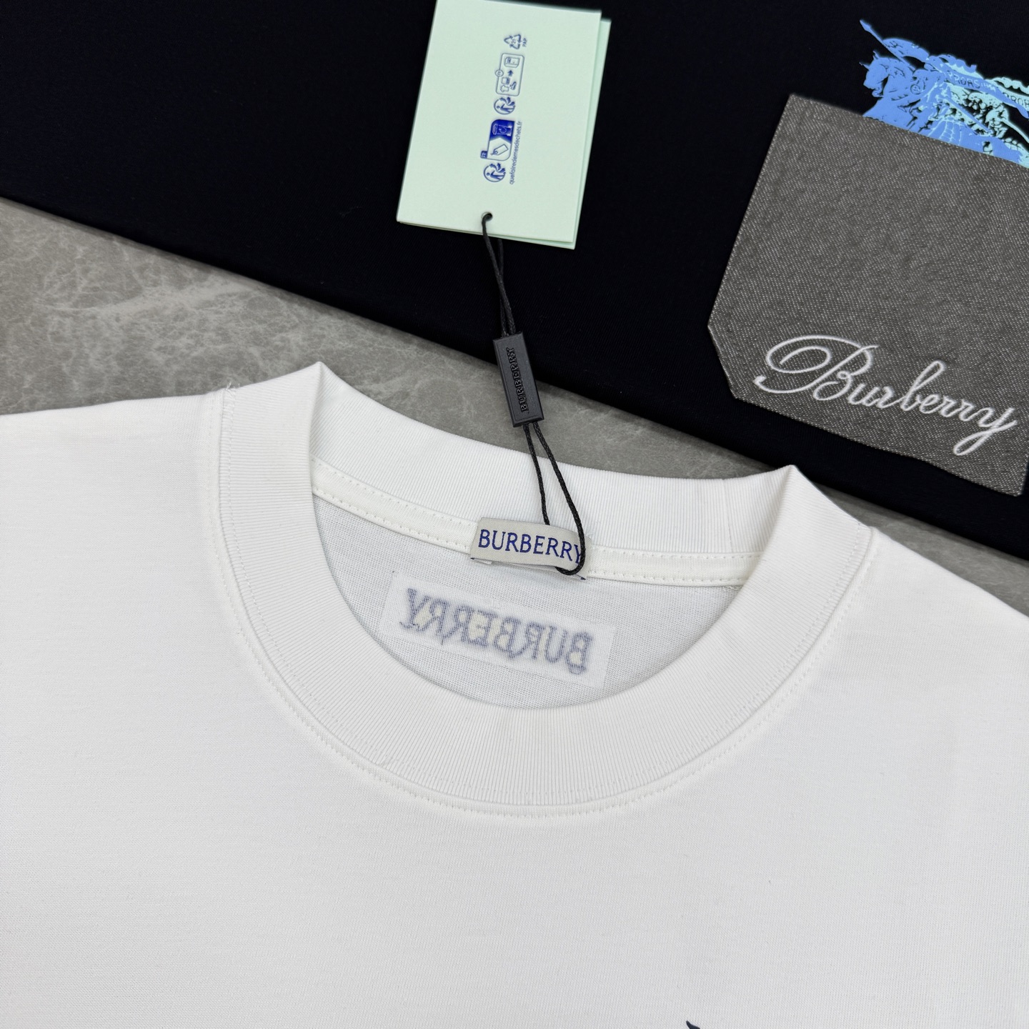 Burberry巴宝莉新款潮牌T恤.男女同款❤️采用高品质纯棉材质，柔软舒适，日常穿着超友好!胸前口袋设