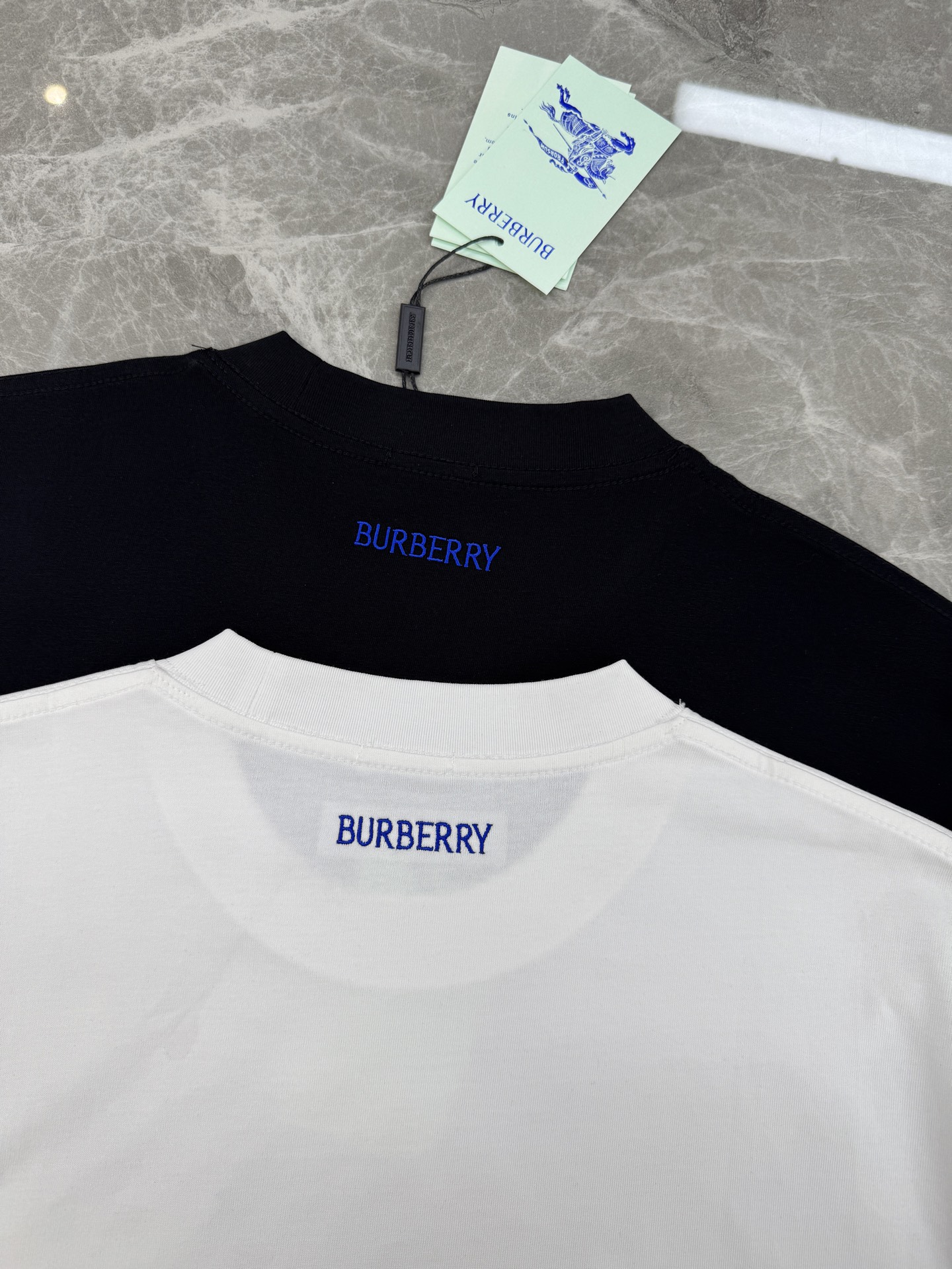 Burberry巴宝莉新款潮牌T恤.男女同款❤️采用高品质纯棉材质，柔软舒适，日常穿着超友好!胸前口袋设
