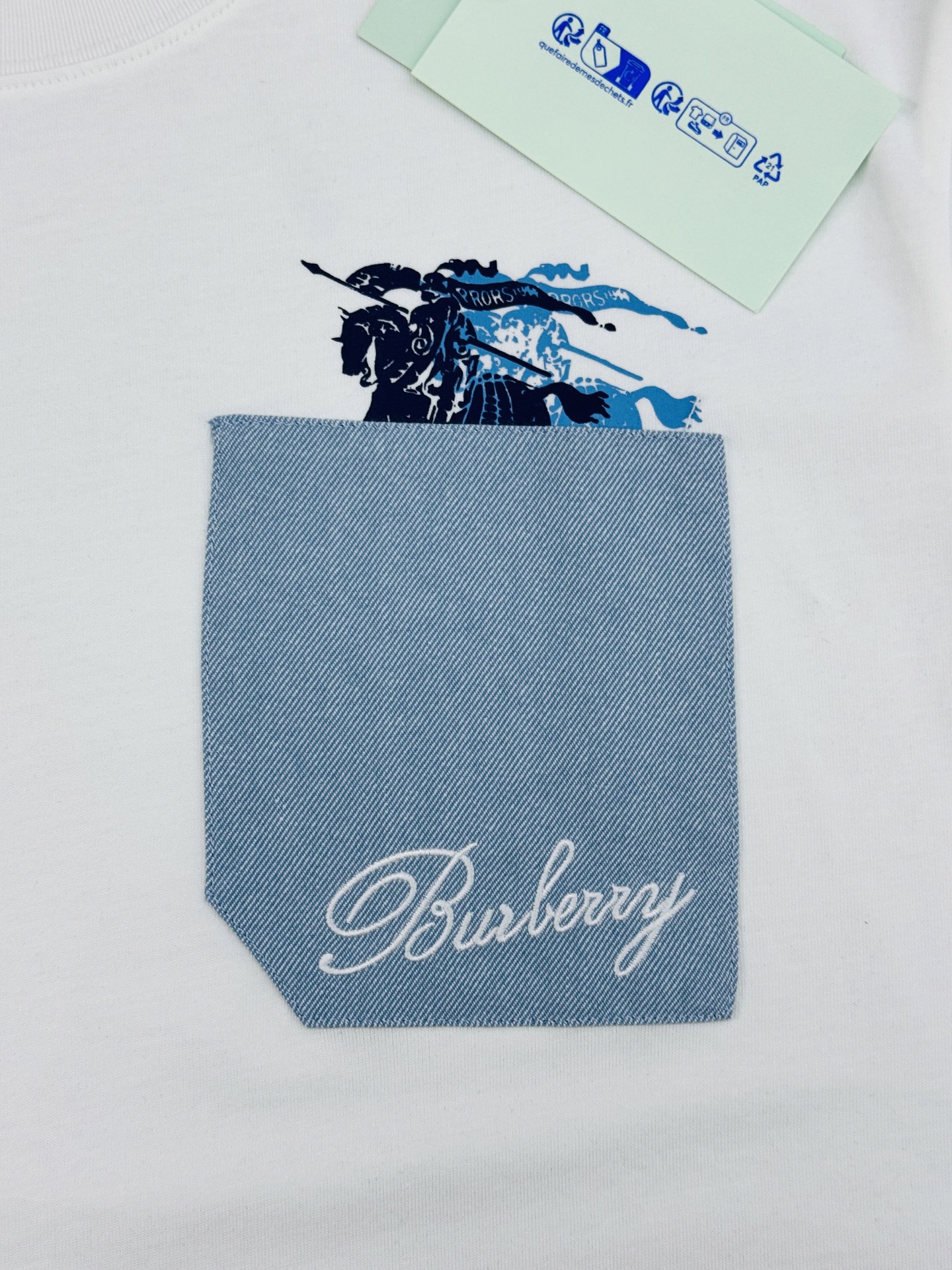 Burberry巴宝莉新款潮牌T恤.男女同款❤️采用高品质纯棉材质，柔软舒适，日常穿着超友好!胸前口袋设