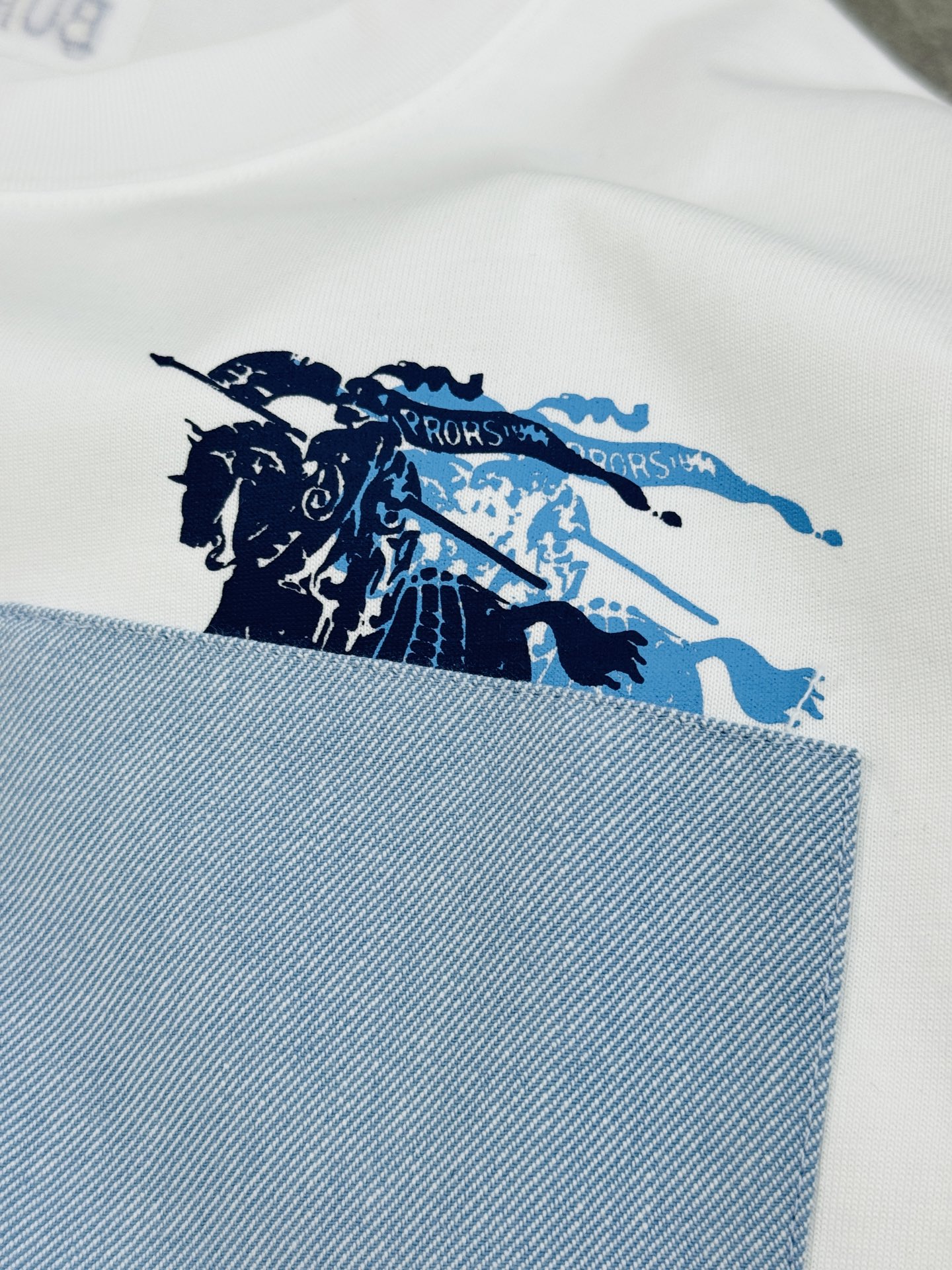 Burberry巴宝莉新款潮牌T恤.男女同款❤️采用高品质纯棉材质，柔软舒适，日常穿着超友好!胸前口袋设