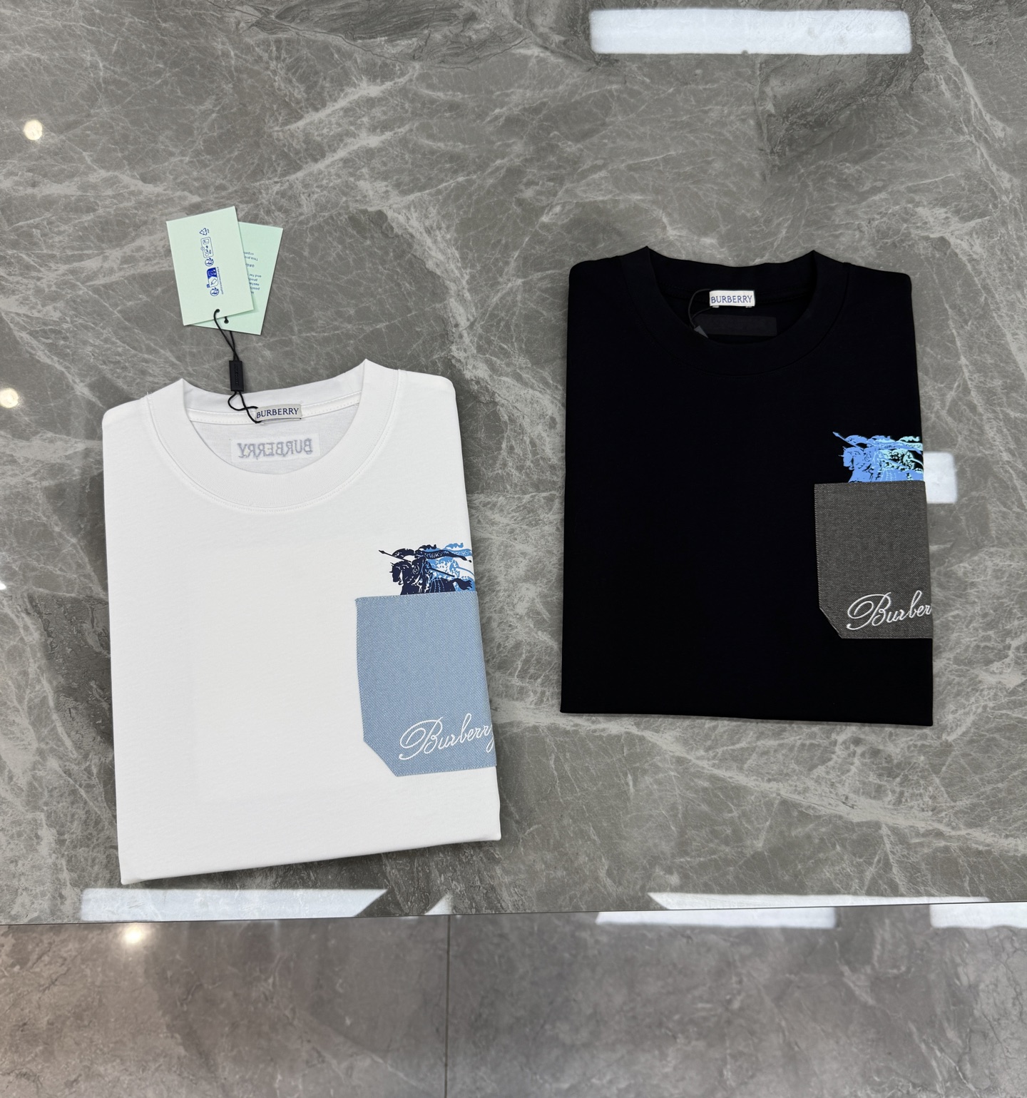 Burberry巴宝莉新款潮牌T恤.男女同款❤️采用高品质纯棉材质，柔软舒适，日常穿着超友好!胸前口袋设