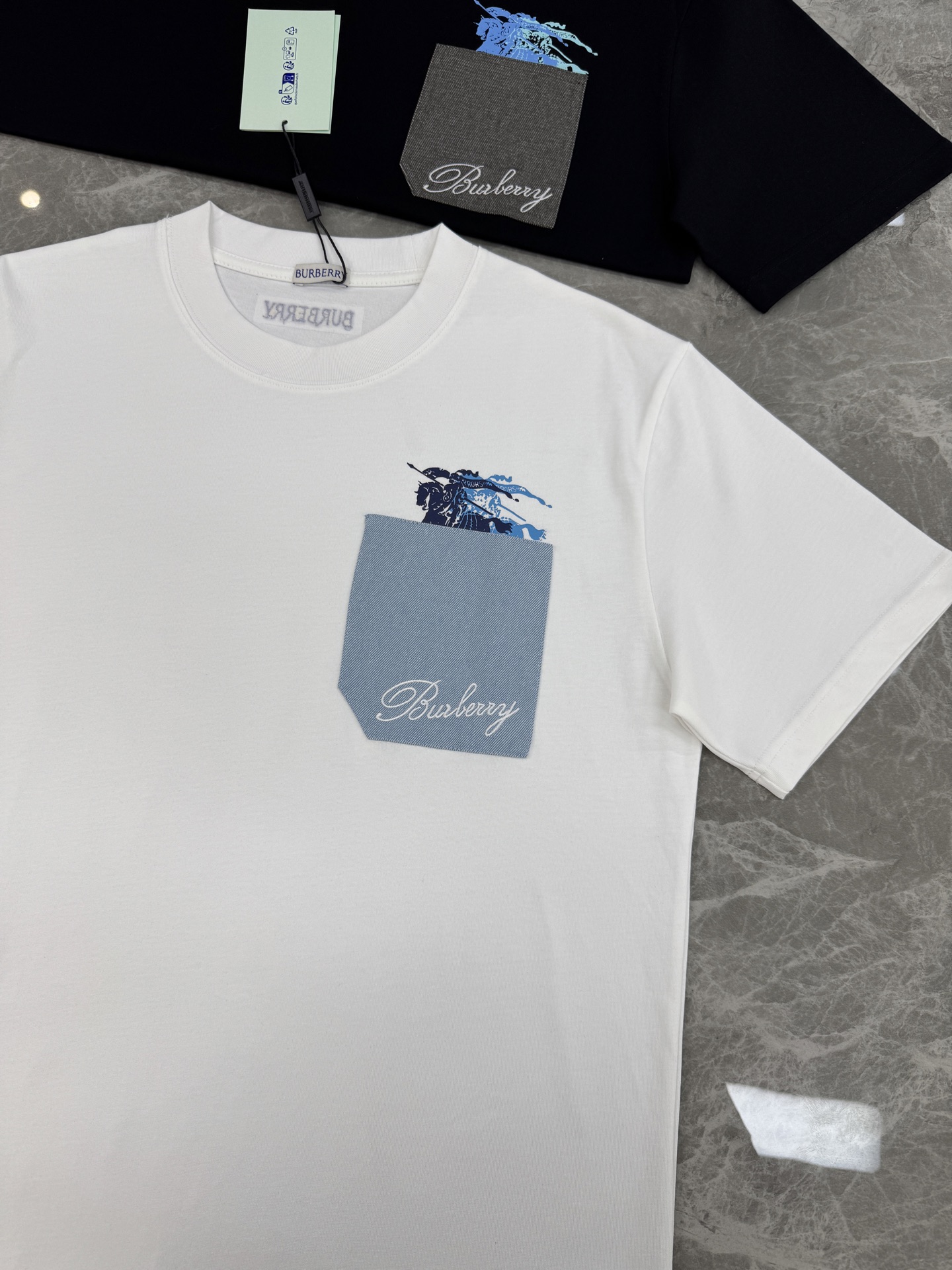 Burberry巴宝莉新款潮牌T恤.男女同款❤️采用高品质纯棉材质，柔软舒适，日常穿着超友好!胸前口袋设