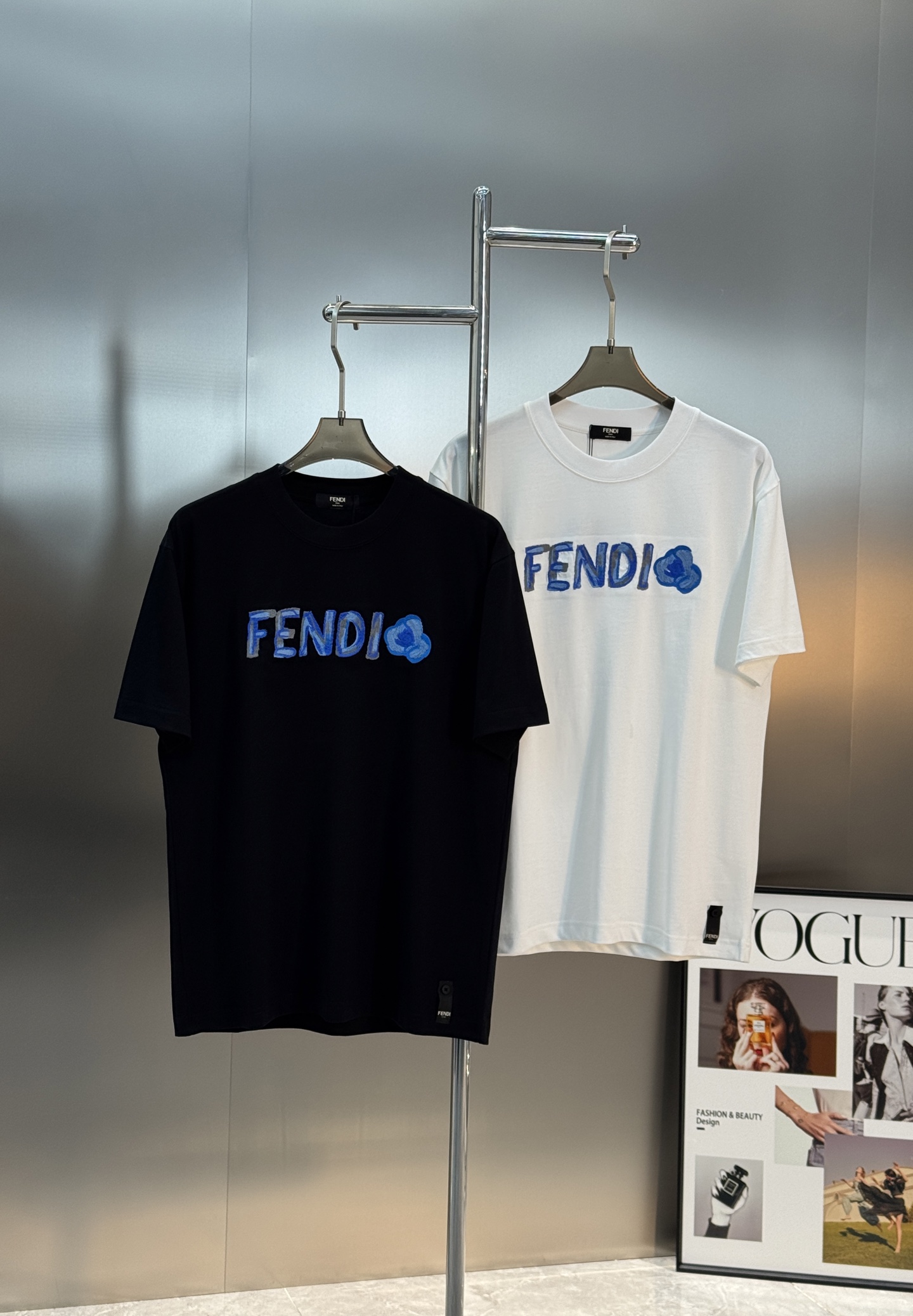 Fendi芬迪新款潮牌蓝色刺绣T恤，男女同款❤️黑白两色可选，正面品牌标志+蓝色爱心刺绣，辨识度超高。高