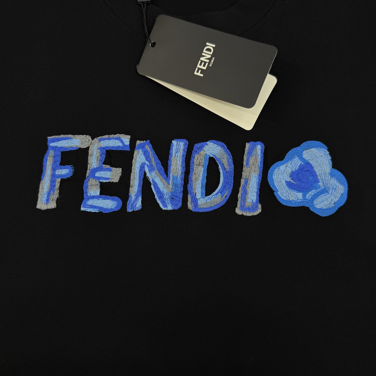 Fendi芬迪新款潮牌蓝色刺绣T恤，男女同款❤️黑白两色可选，正面品牌标志+蓝色爱心刺绣，辨识度超高。高