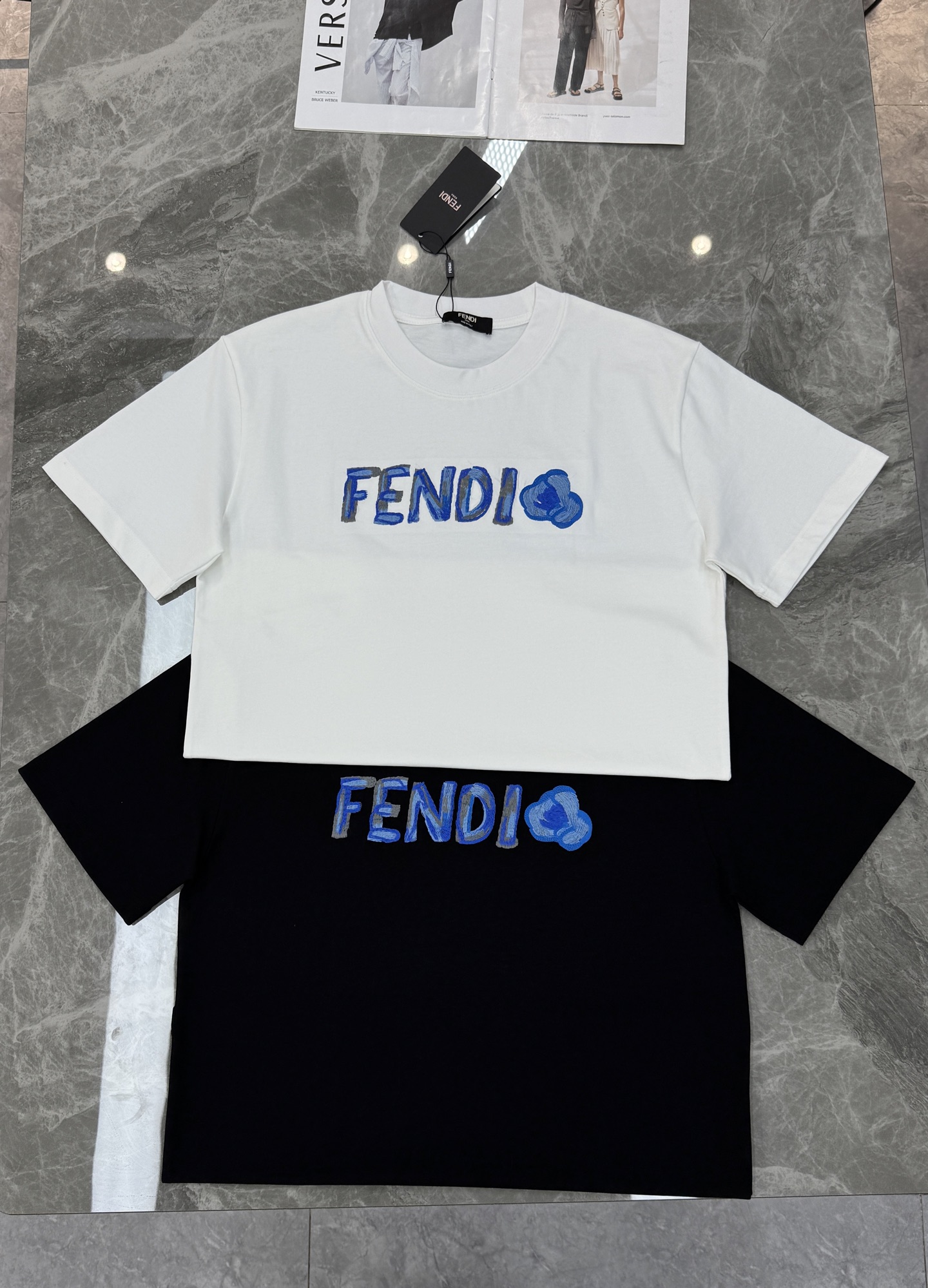 Fendi芬迪新款潮牌蓝色刺绣T恤，男女同款❤️黑白两色可选，正面品牌标志+蓝色爱心刺绣，辨识度超高。高