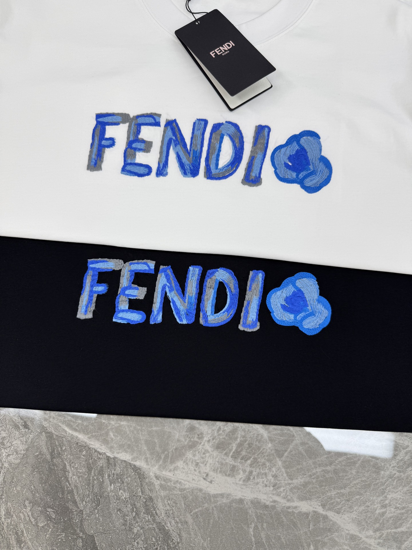 Fendi芬迪新款潮牌蓝色刺绣T恤，男女同款❤️黑白两色可选，正面品牌标志+蓝色爱心刺绣，辨识度超高。高