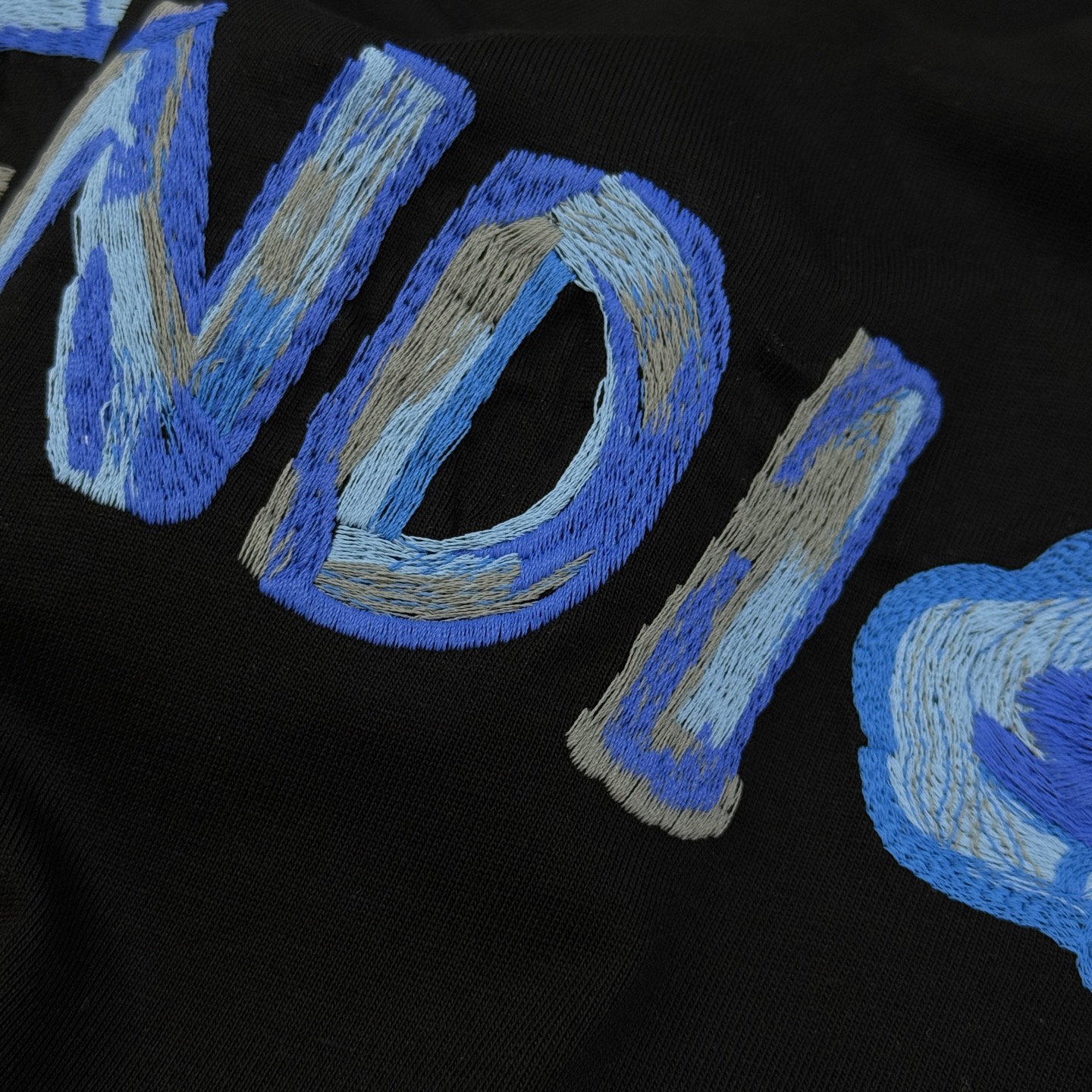 Fendi芬迪新款潮牌蓝色刺绣T恤，男女同款❤️黑白两色可选，正面品牌标志+蓝色爱心刺绣，辨识度超高。高