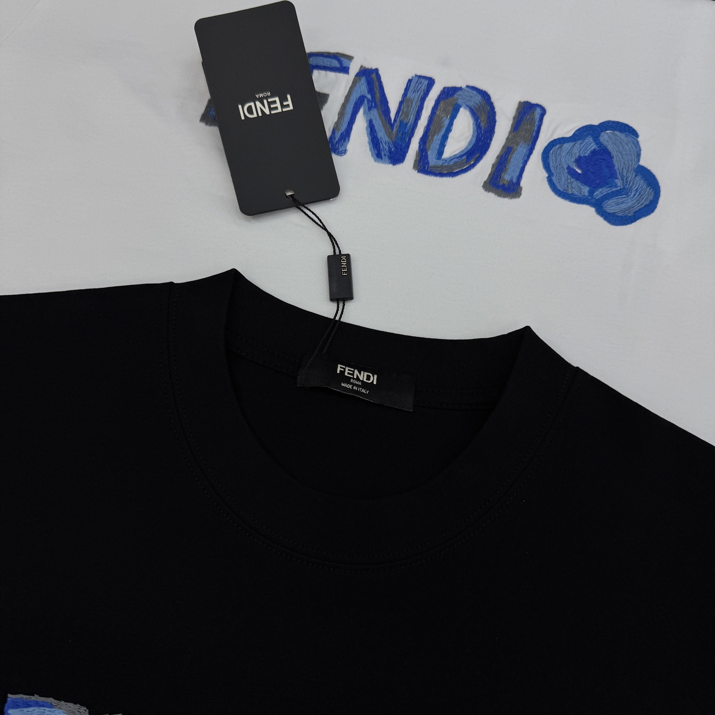 Fendi芬迪新款潮牌蓝色刺绣T恤，男女同款❤️黑白两色可选，正面品牌标志+蓝色爱心刺绣，辨识度超高。高
