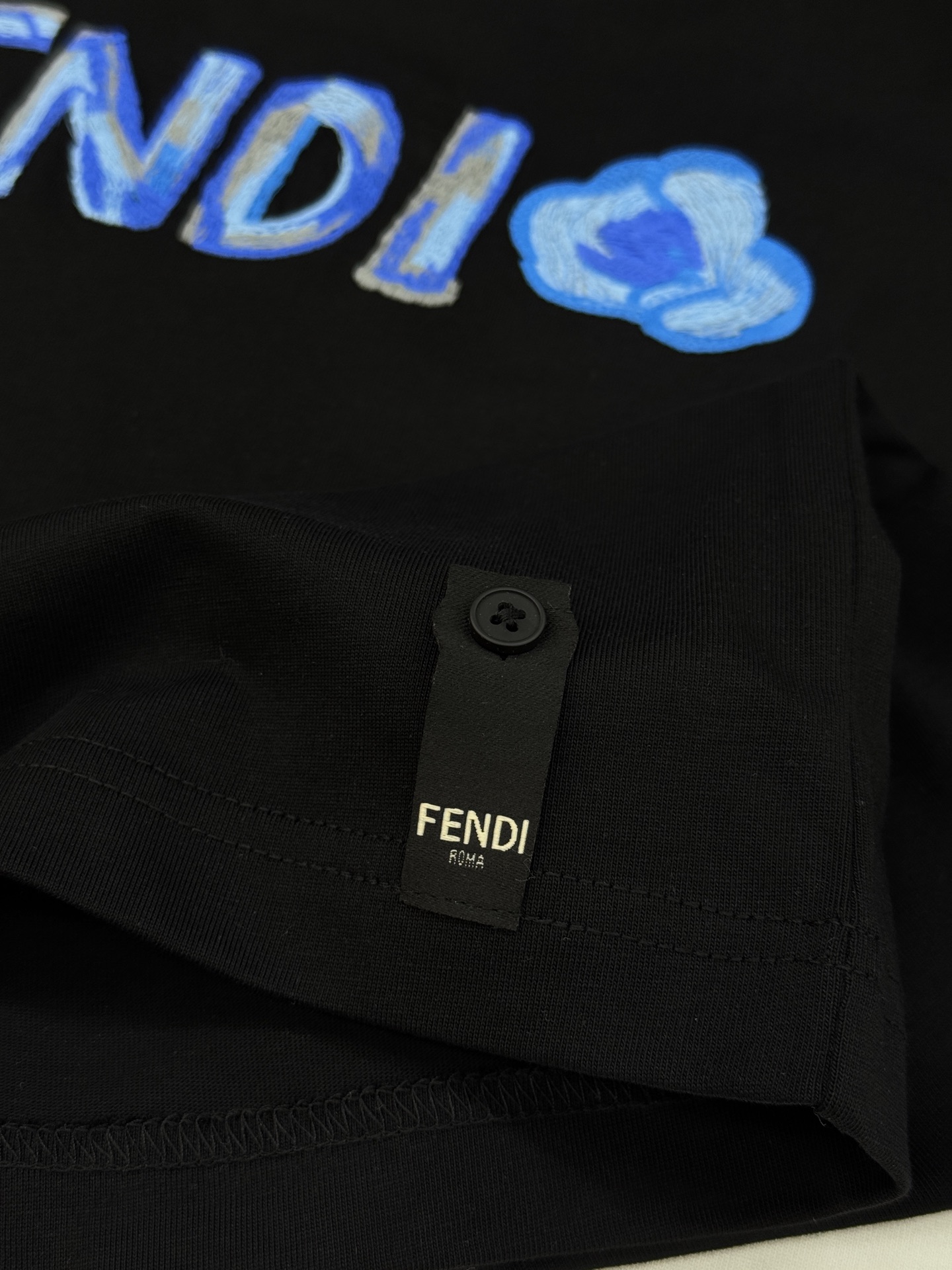 Fendi芬迪新款潮牌蓝色刺绣T恤，男女同款❤️黑白两色可选，正面品牌标志+蓝色爱心刺绣，辨识度超高。高