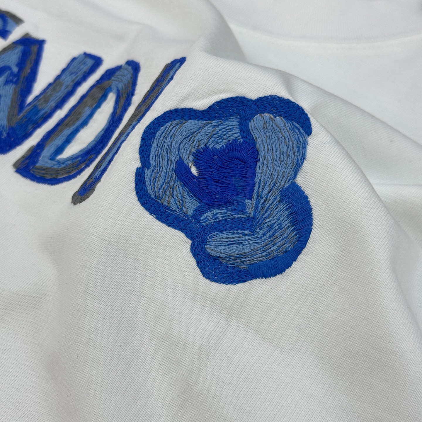 Fendi芬迪新款潮牌蓝色刺绣T恤，男女同款❤️黑白两色可选，正面品牌标志+蓝色爱心刺绣，辨识度超高。高