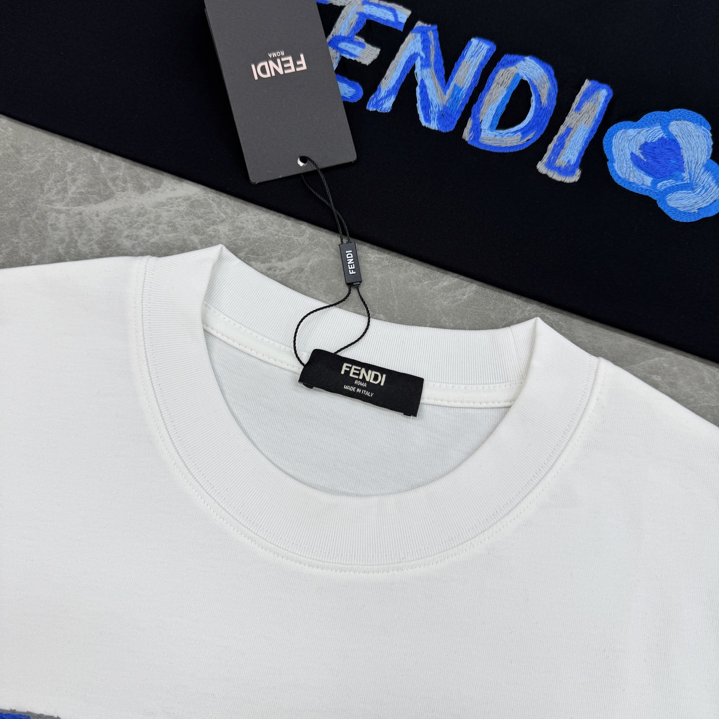Fendi芬迪新款潮牌蓝色刺绣T恤，男女同款❤️黑白两色可选，正面品牌标志+蓝色爱心刺绣，辨识度超高。高