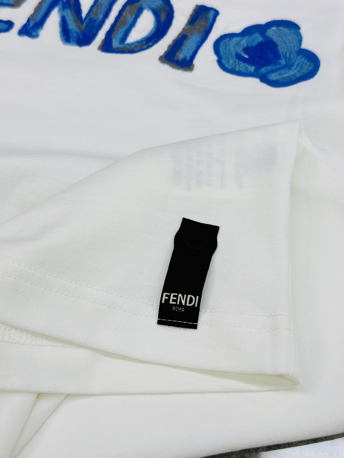 Fendi芬迪新款潮牌蓝色刺绣T恤，男女同款❤️黑白两色可选，正面品牌标志+蓝色爱心刺绣，辨识度超高。高