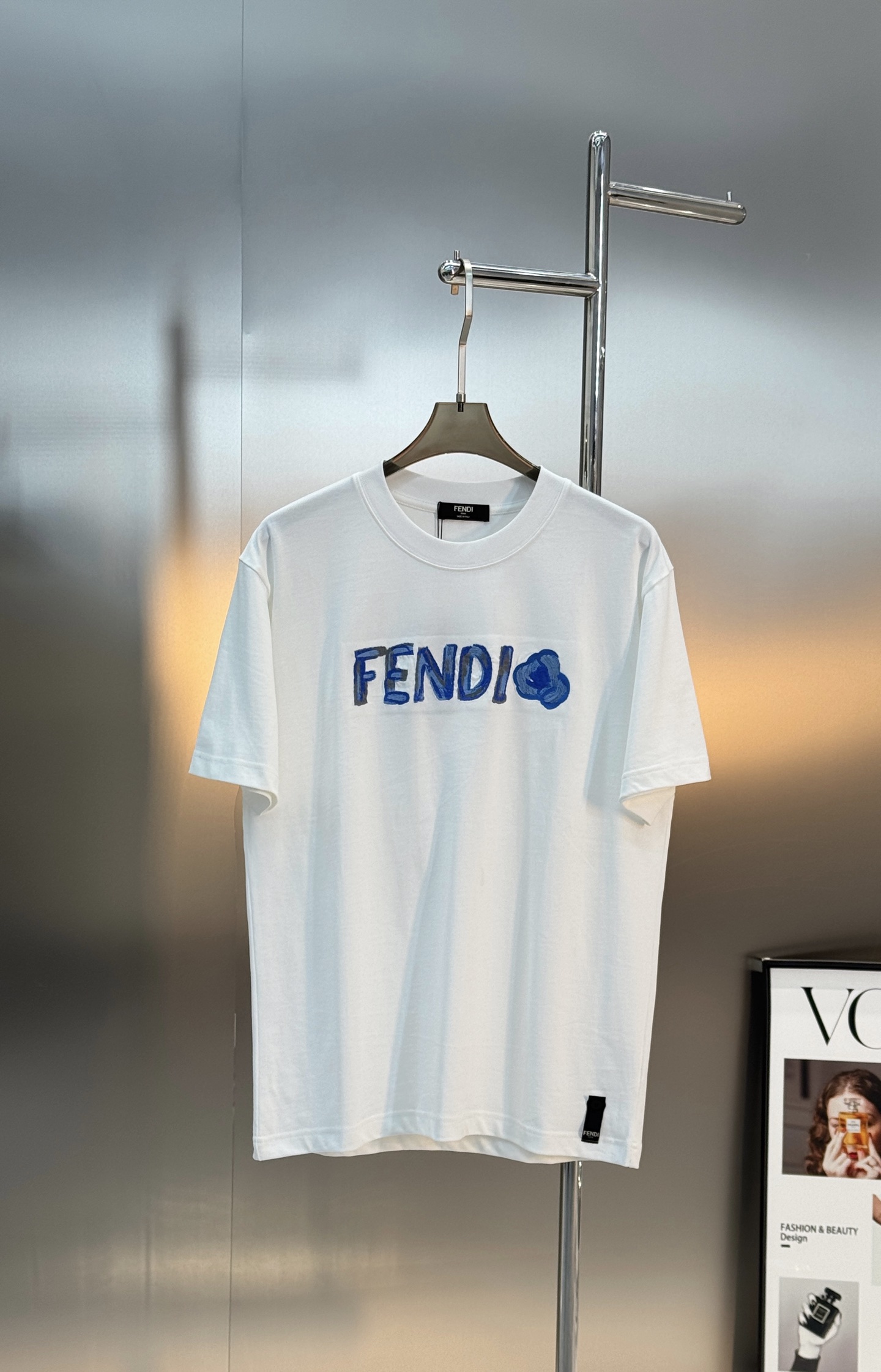 Fendi芬迪新款潮牌蓝色刺绣T恤，男女同款❤️黑白两色可选，正面品牌标志+蓝色爱心刺绣，辨识度超高。高