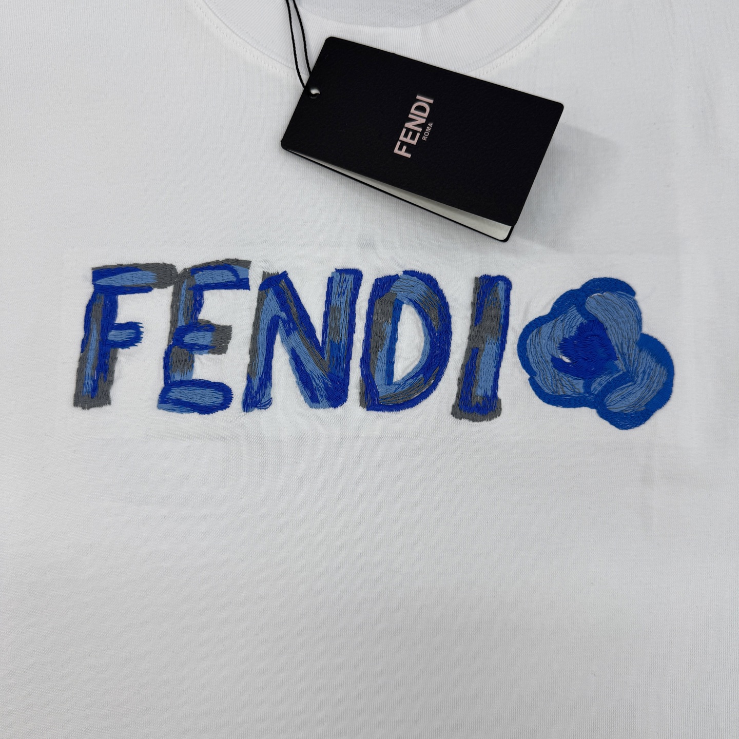Fendi芬迪新款潮牌蓝色刺绣T恤，男女同款❤️黑白两色可选，正面品牌标志+蓝色爱心刺绣，辨识度超高。高