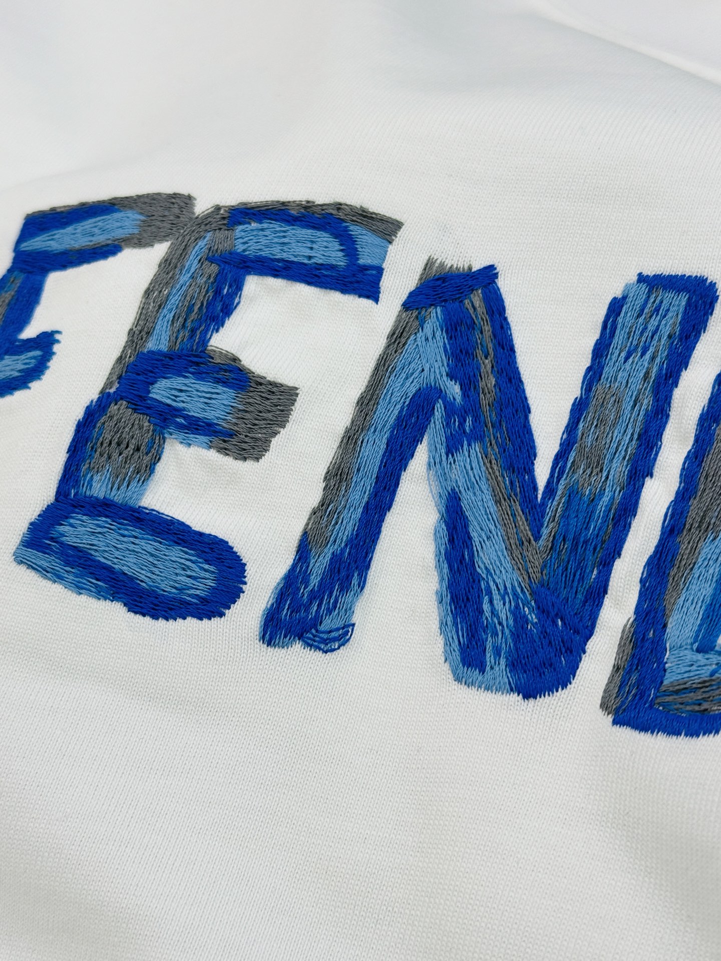 Fendi芬迪新款潮牌蓝色刺绣T恤，男女同款❤️黑白两色可选，正面品牌标志+蓝色爱心刺绣，辨识度超高。高