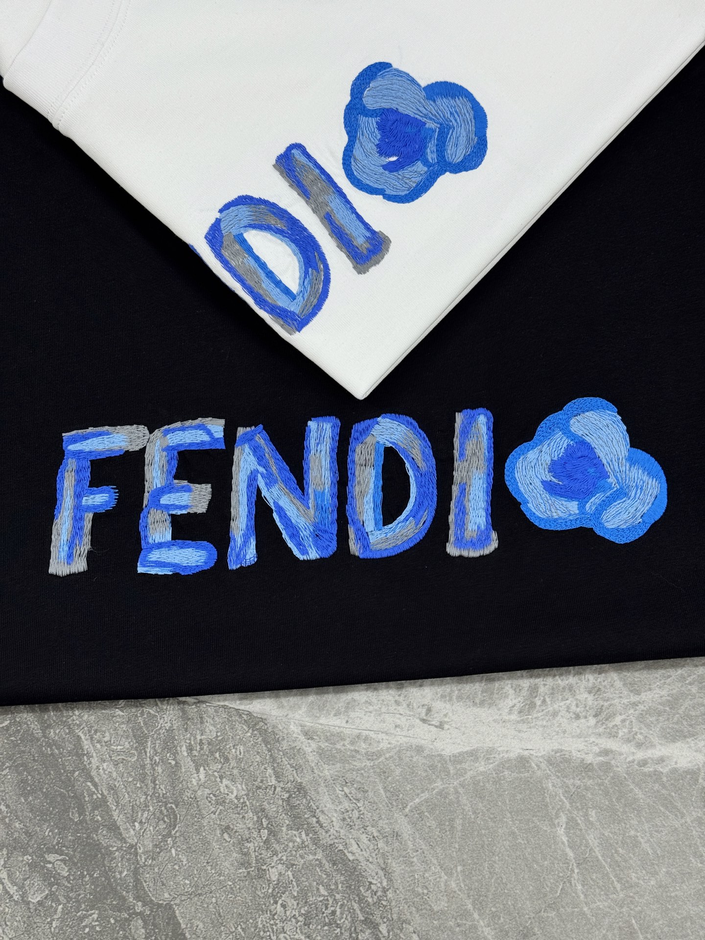 Fendi芬迪新款潮牌蓝色刺绣T恤，男女同款❤️黑白两色可选，正面品牌标志+蓝色爱心刺绣，辨识度超高。高