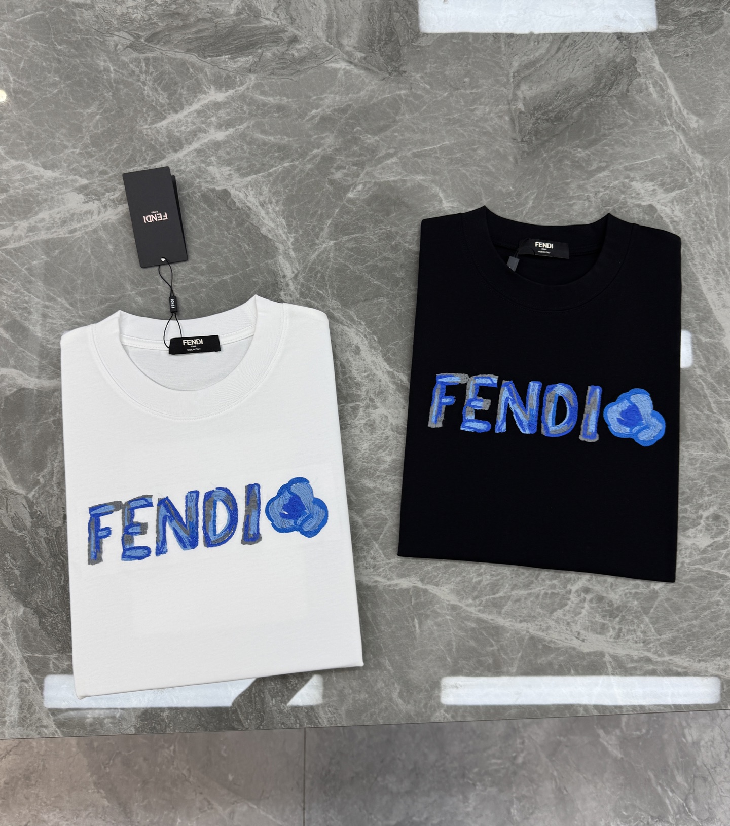 Fendi芬迪新款潮牌蓝色刺绣T恤，男女同款❤️黑白两色可选，正面品牌标志+蓝色爱心刺绣，辨识度超高。高