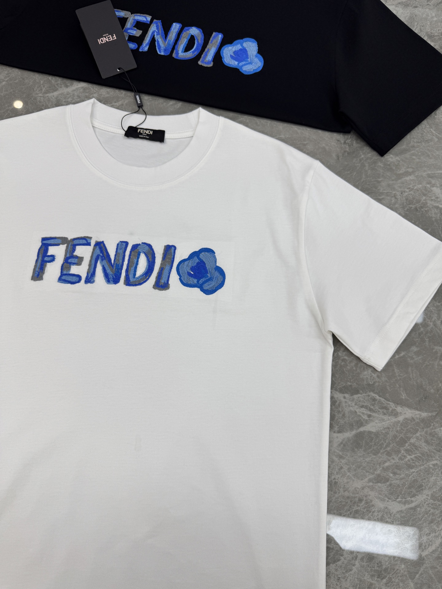 Fendi芬迪新款潮牌蓝色刺绣T恤，男女同款❤️黑白两色可选，正面品牌标志+蓝色爱心刺绣，辨识度超高。高