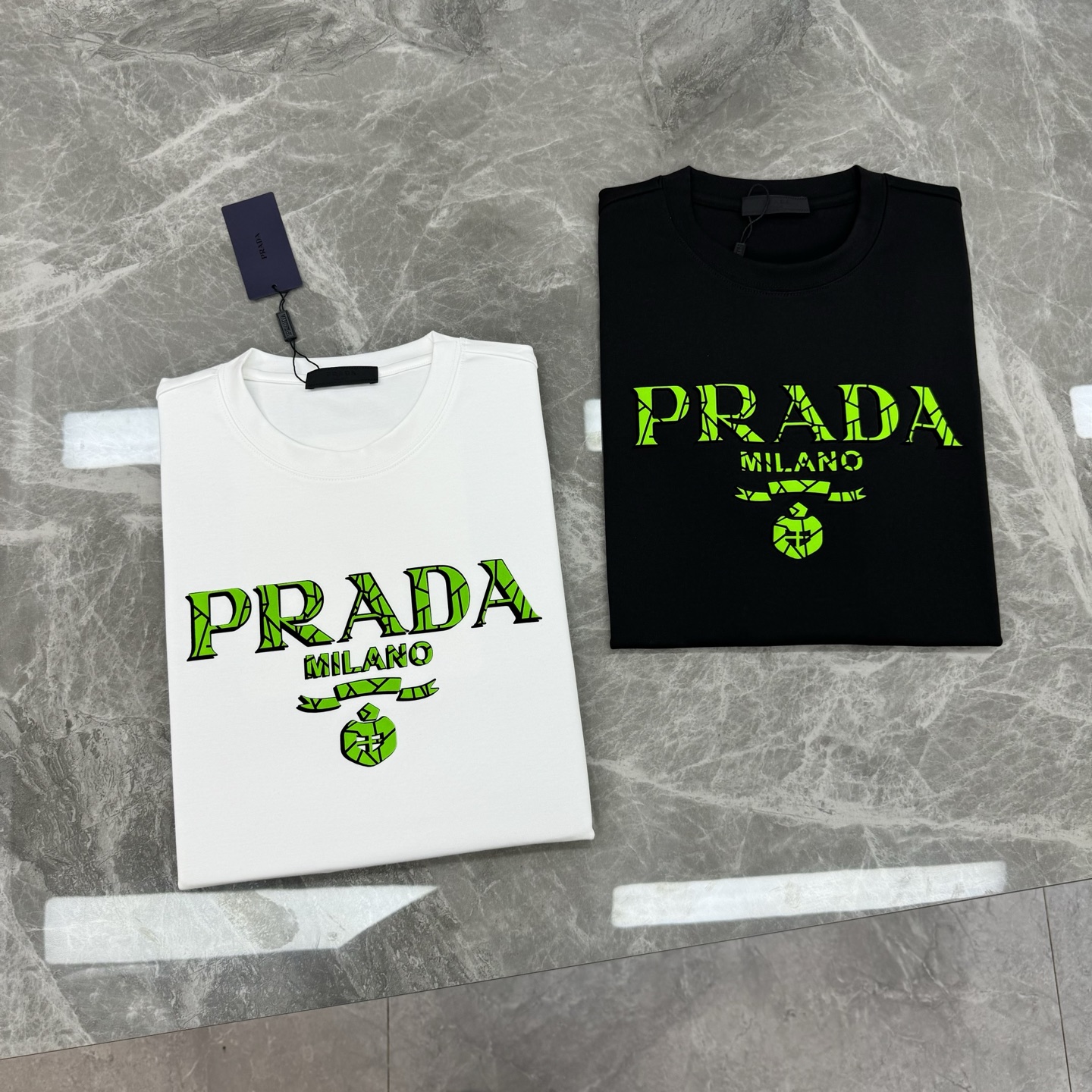 PRAD*普拉达新款莫代尔T恤.优秀品质和当代流行元素搭配.胸前质感Prada超强标签，采用撞色银光绿色