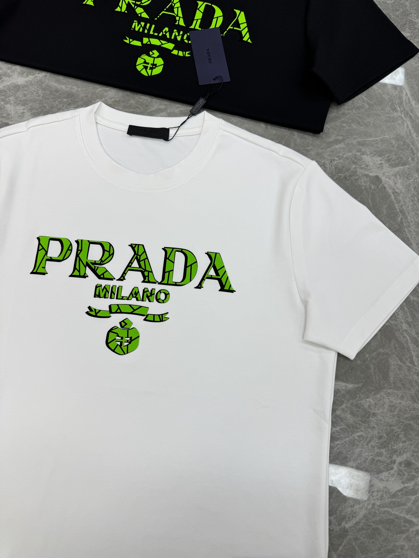 PRAD*普拉达新款莫代尔T恤.优秀品质和当代流行元素搭配.胸前质感Prada超强标签，采用撞色银光绿色