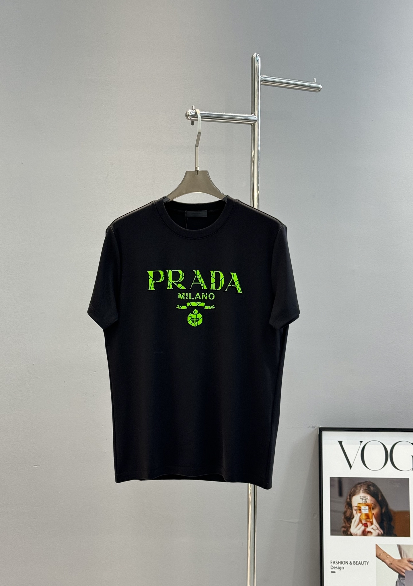 PRAD*普拉达新款莫代尔T恤.优秀品质和当代流行元素搭配.胸前质感Prada超强标签，采用撞色银光绿色