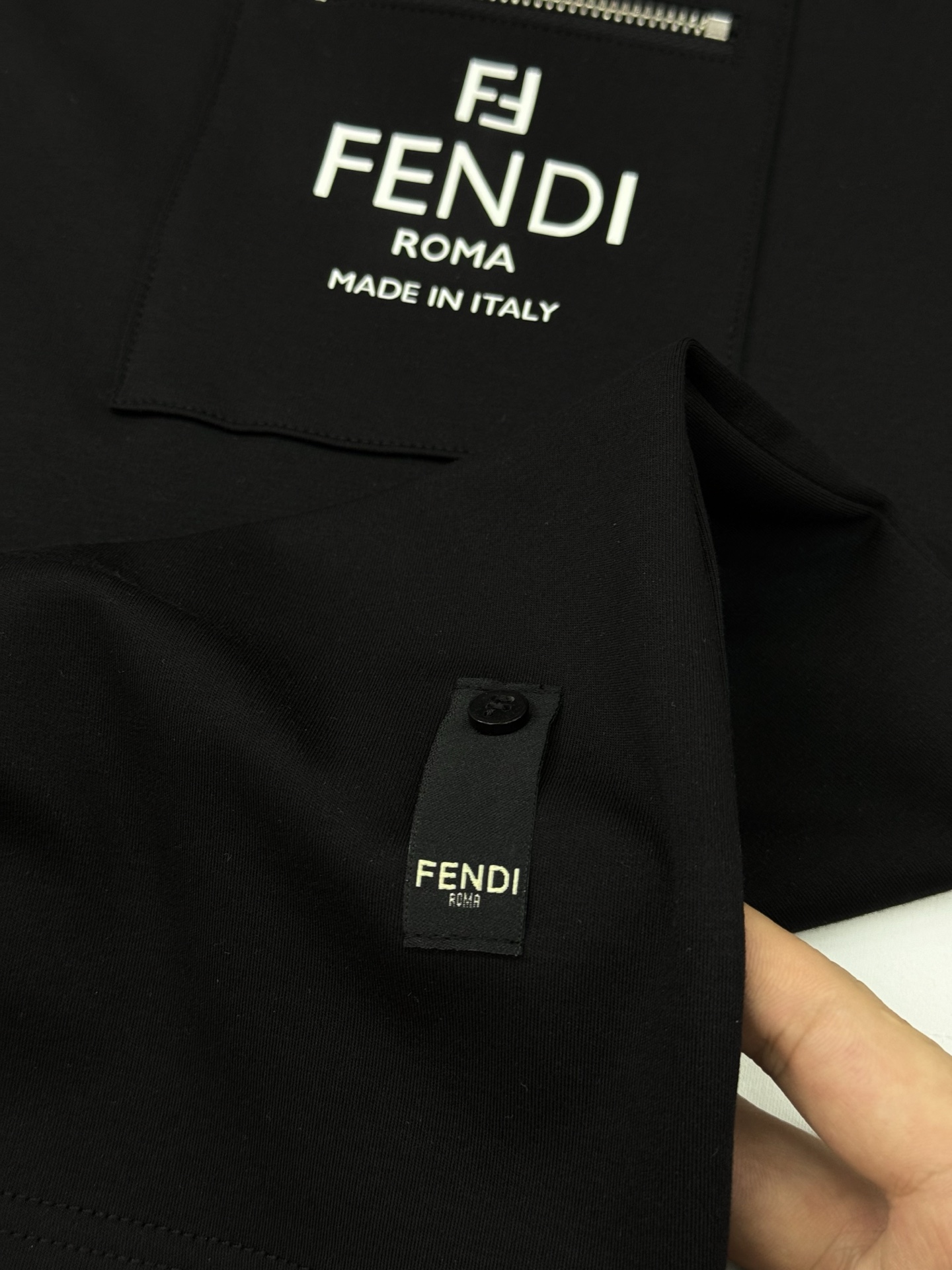 FENDI芬迪新品男士圆领短袖.莫代尔加厚款！搭载Fendi-LOGO.原版五金拉链口袋设计.下摆标识品