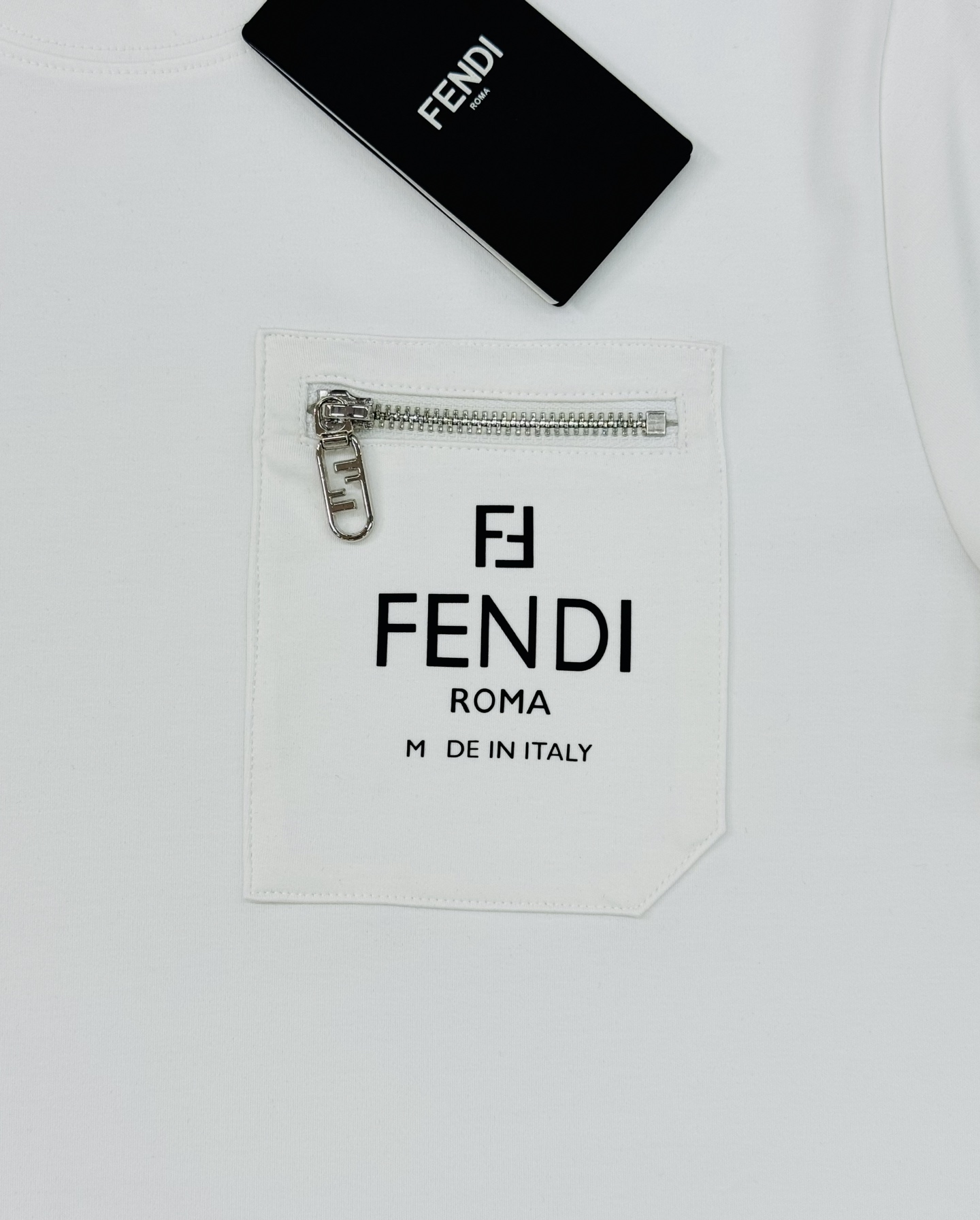FENDI芬迪新品男士圆领短袖.莫代尔加厚款！搭载Fendi-LOGO.原版五金拉链口袋设计.下摆标识品
