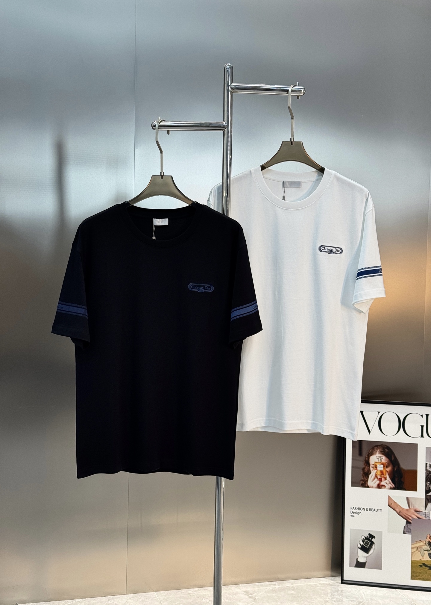 Dior Oblique系列短袖T恤，采用高品质纯棉，柔软舒适，适合日常穿着。白色主色+胸前