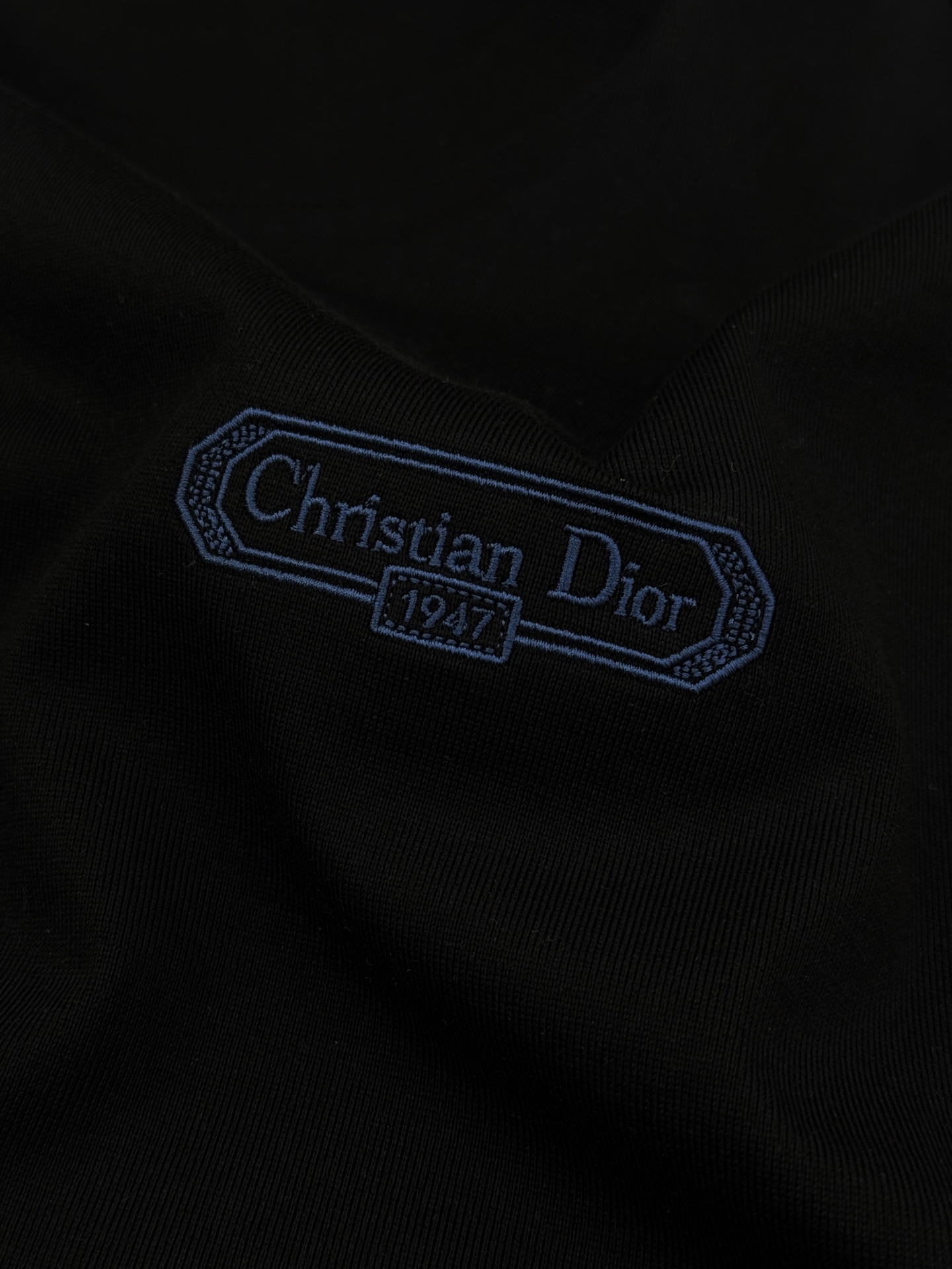 Dior Oblique系列短袖T恤，采用高品质纯棉，柔软舒适，适合日常穿着。白色主色+胸前