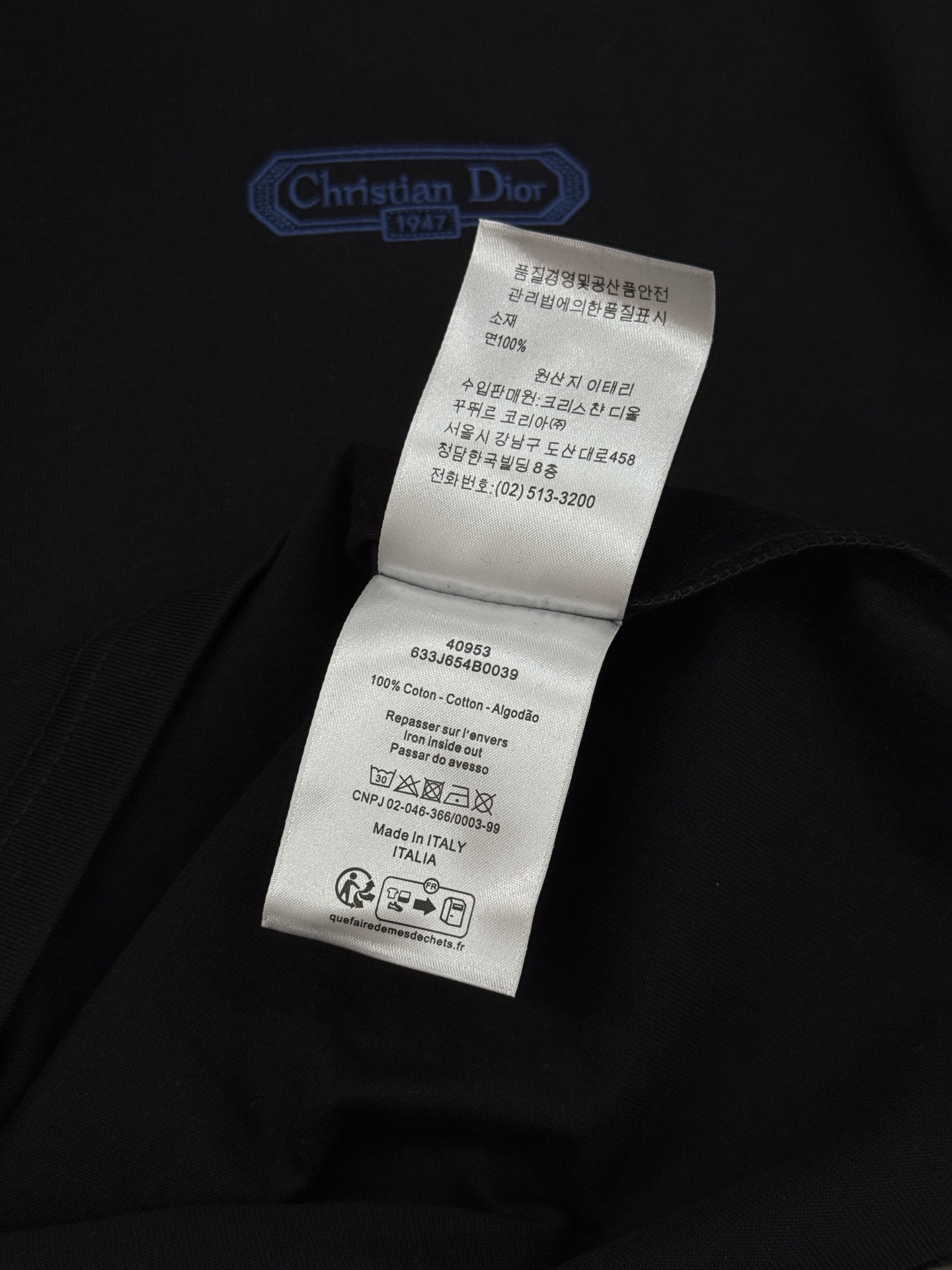 Dior Oblique系列短袖T恤，采用高品质纯棉，柔软舒适，适合日常穿着。白色主色+胸前