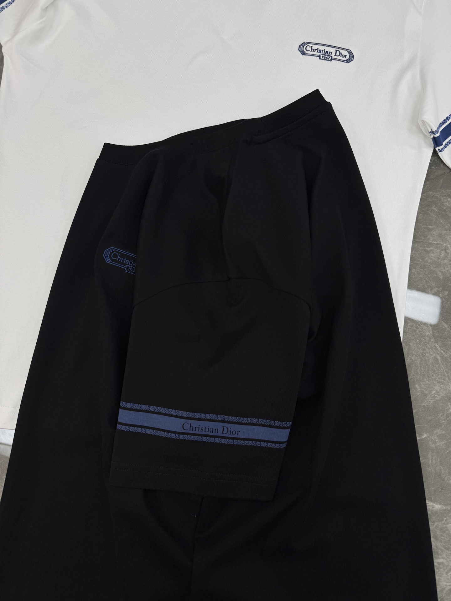 Dior Oblique系列短袖T恤，采用高品质纯棉，柔软舒适，适合日常穿着。白色主色+胸前