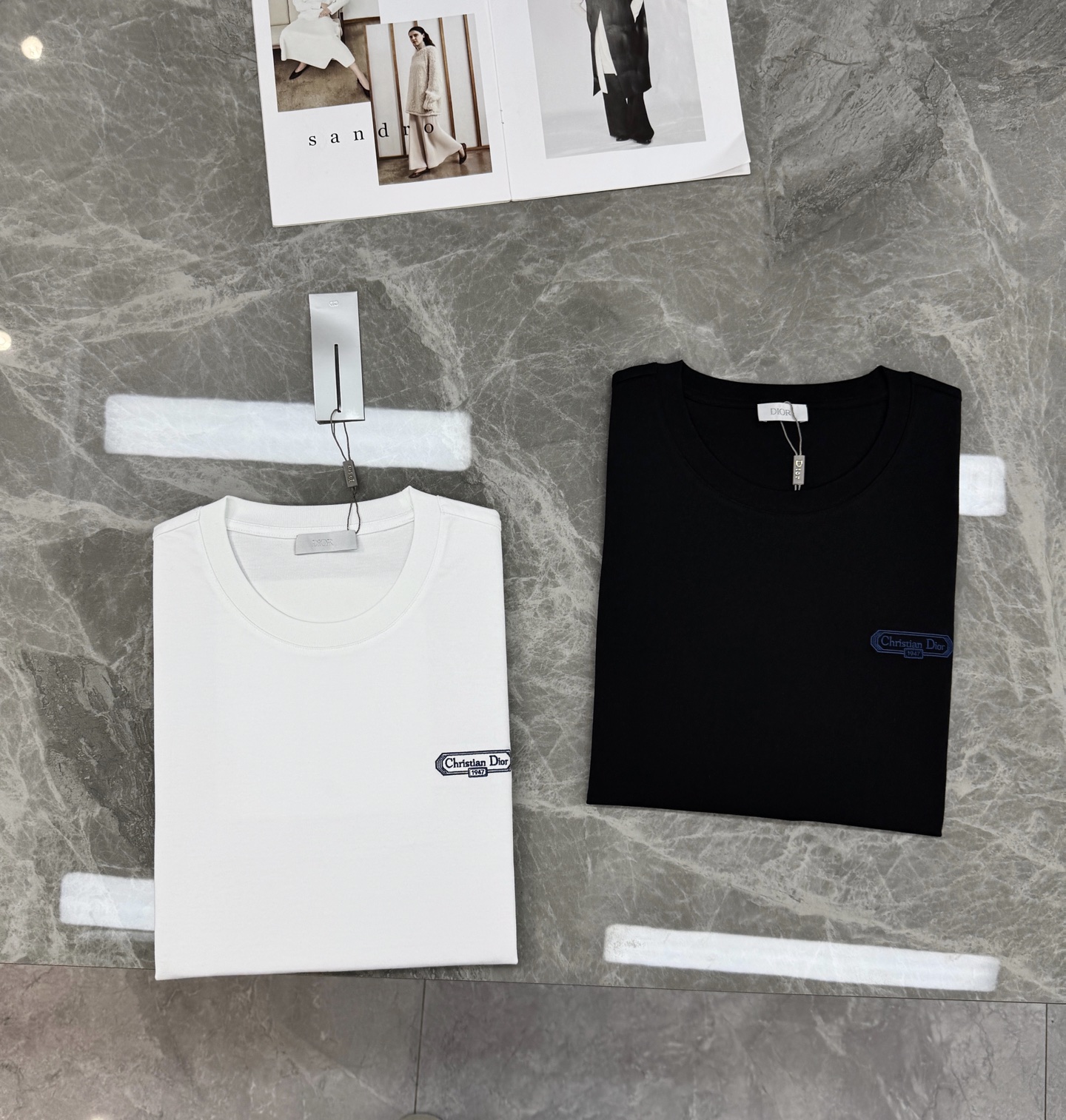 Dior Oblique系列短袖T恤，采用高品质纯棉，柔软舒适，适合日常穿着。白色主色+胸前