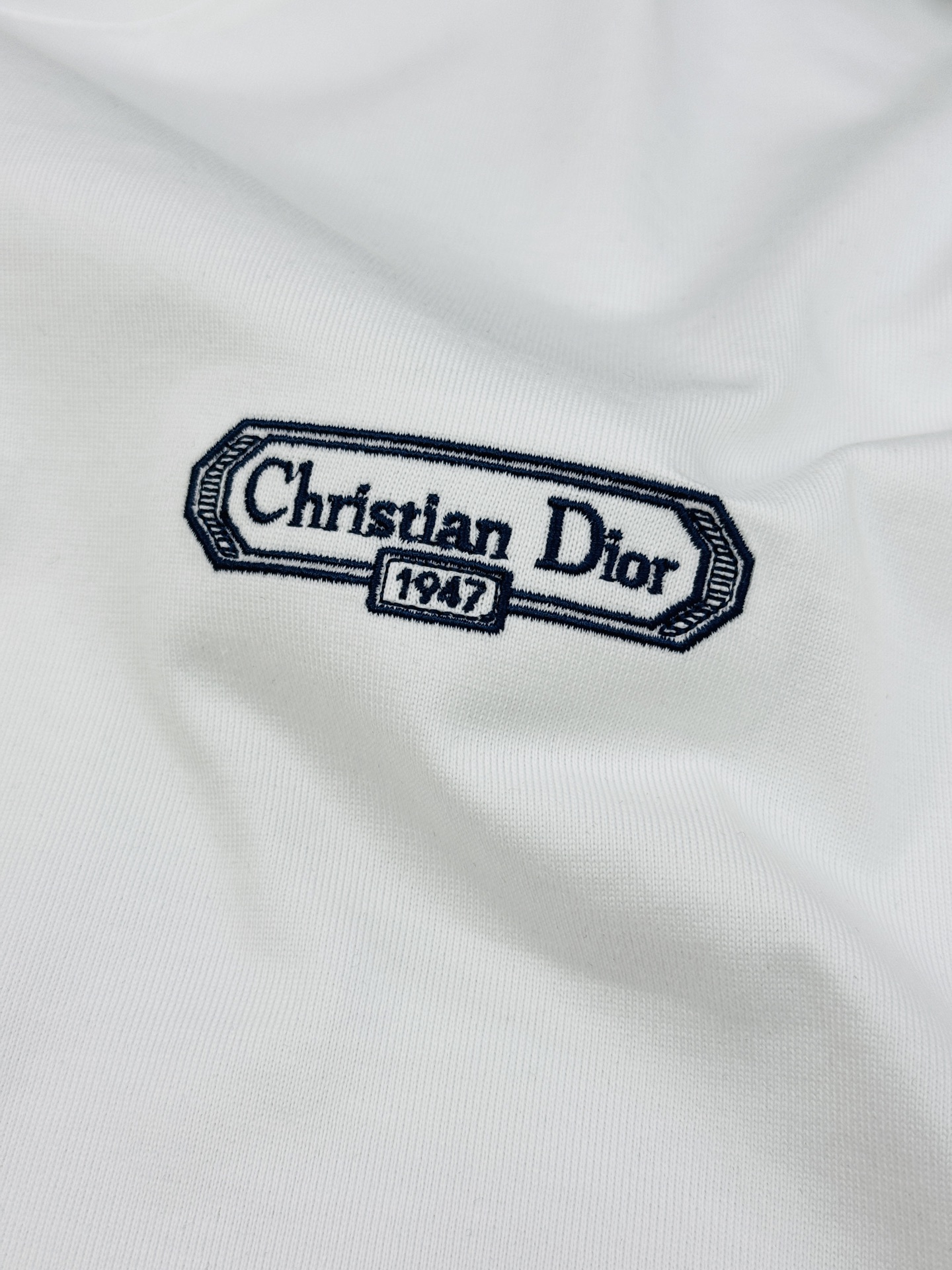 Dior Oblique系列短袖T恤，采用高品质纯棉，柔软舒适，适合日常穿着。白色主色+胸前