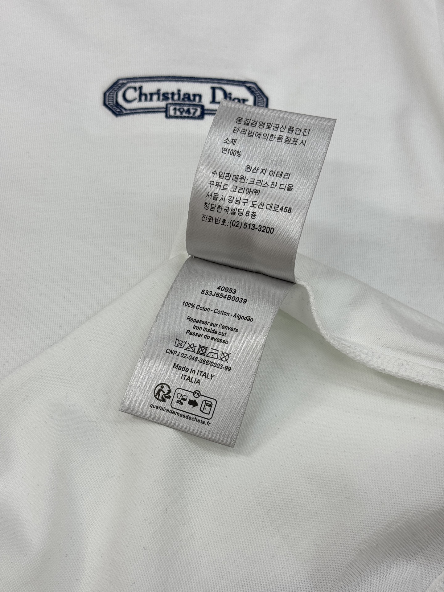 Dior Oblique系列短袖T恤，采用高品质纯棉，柔软舒适，适合日常穿着。白色主色+胸前