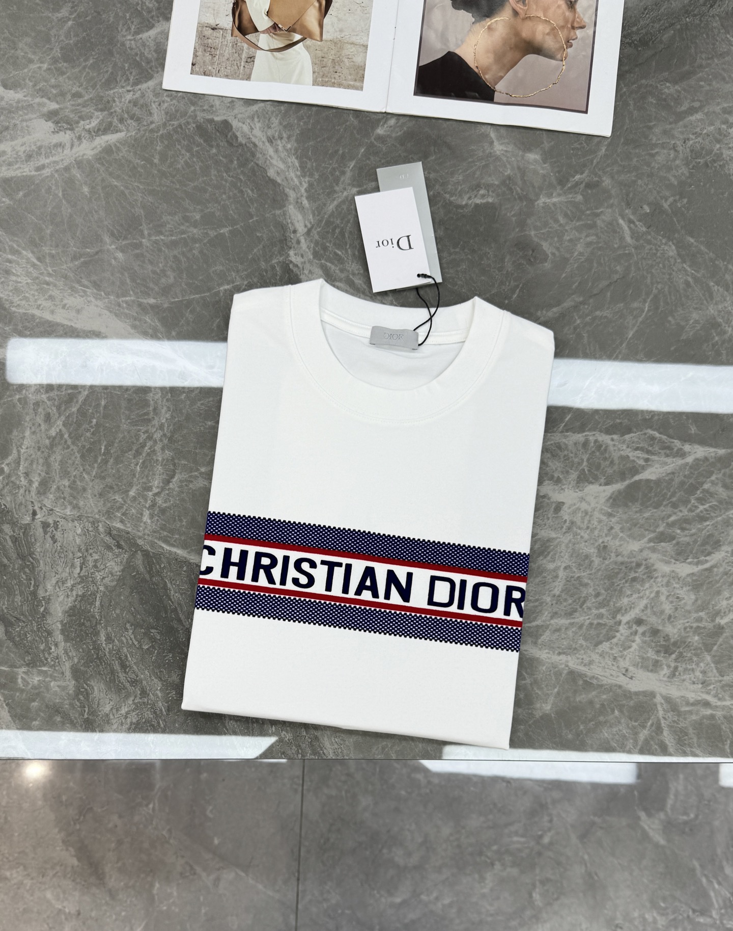 Dior迪奥新款白色Logo短袖T恤，男女同款❤️采用高品质棉料，柔软透气，日常穿着超舒适!正面