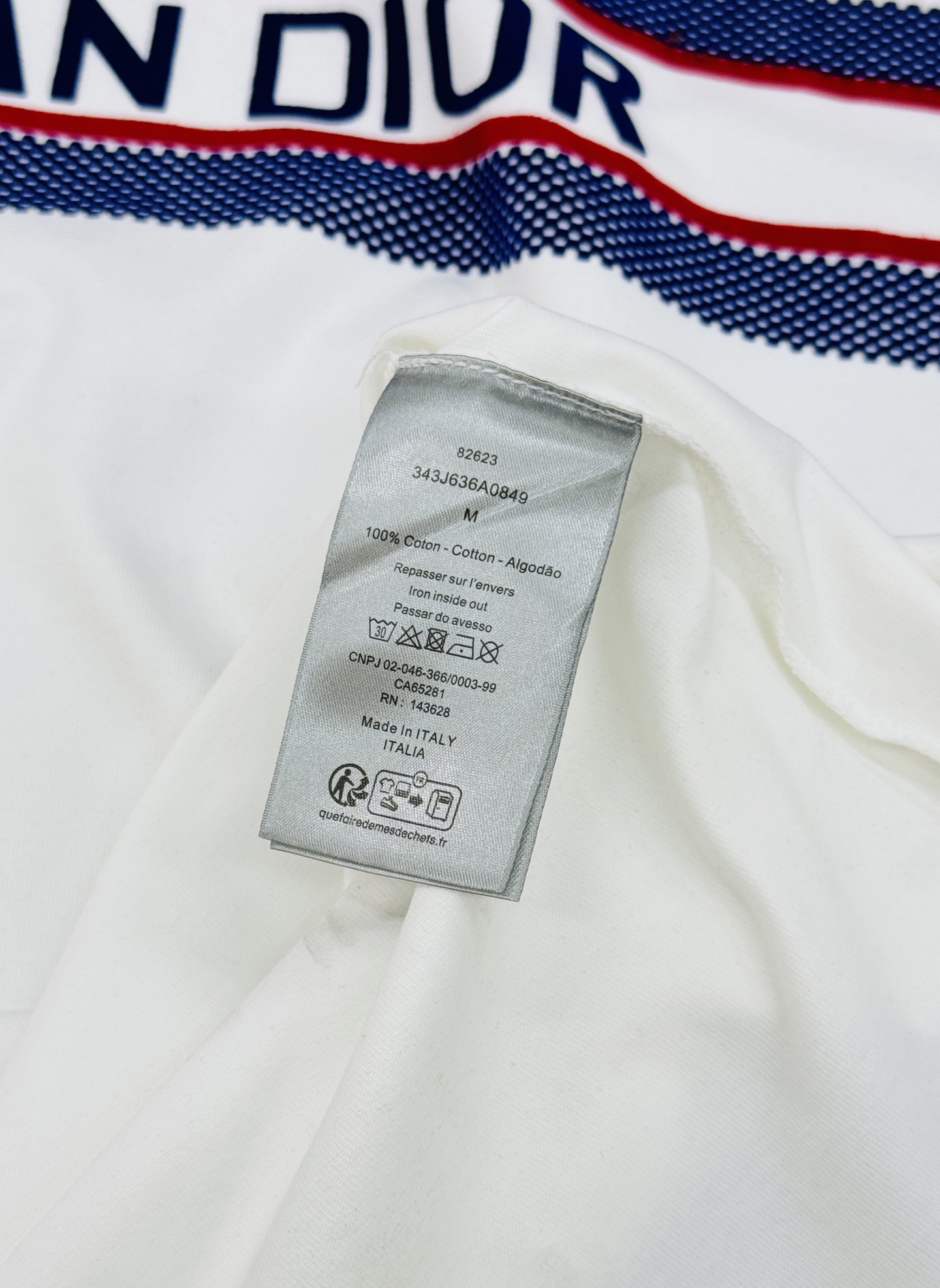 Dior迪奥新款白色Logo短袖T恤，男女同款❤️采用高品质棉料，柔软透气，日常穿着超舒适!正面