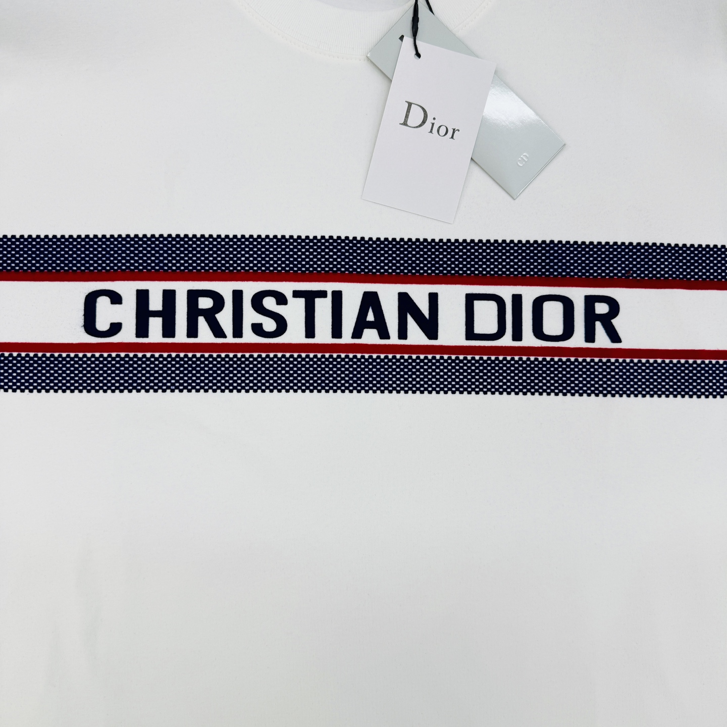 Dior迪奥新款白色Logo短袖T恤，男女同款❤️采用高品质棉料，柔软透气，日常穿着超舒适!正面