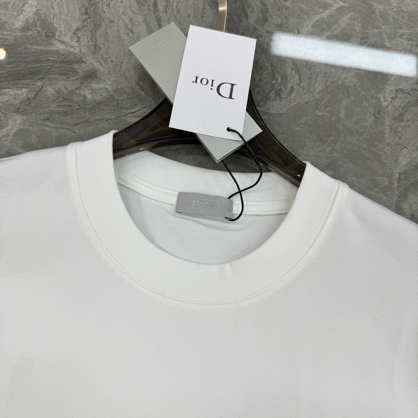 Dior迪奥新款白色Logo短袖T恤，男女同款❤️采用高品质棉料，柔软透气，日常穿着超舒适!正面