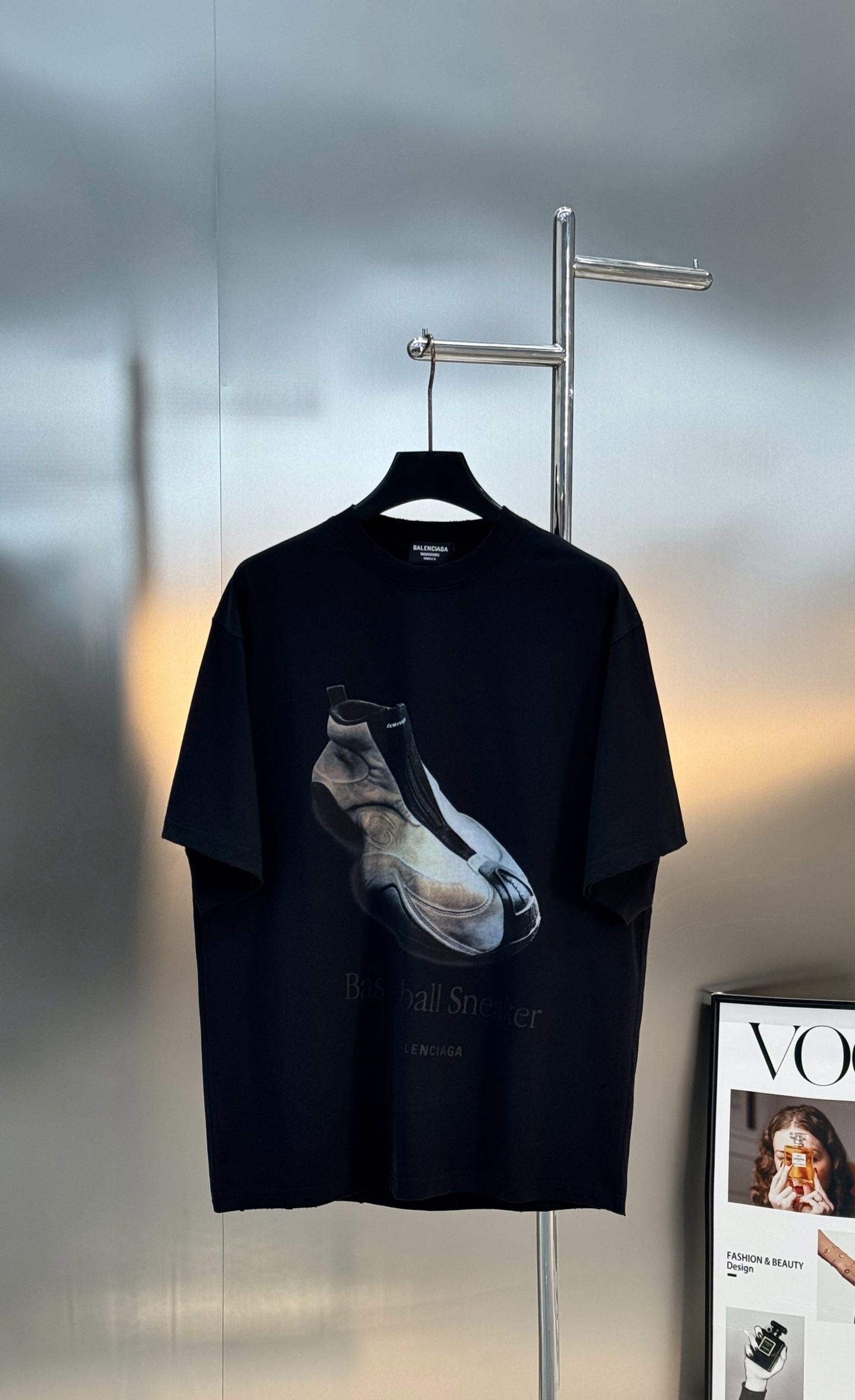 Balenciaga巴黎世家篮球鞋印花T恤，纯白底色+宽松版型，男女都能轻松驾驭。胸前篮球鞋图案超有辨识