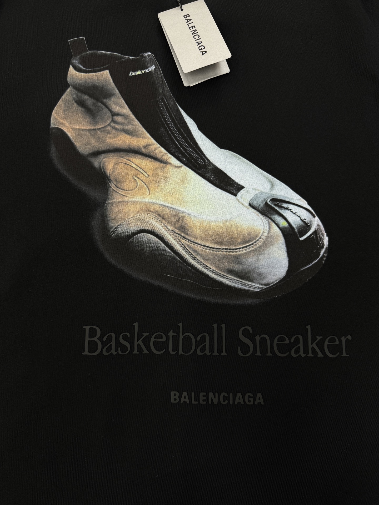 Balenciaga巴黎世家篮球鞋印花T恤，纯白底色+宽松版型，男女都能轻松驾驭。胸前篮球鞋图案超有辨识