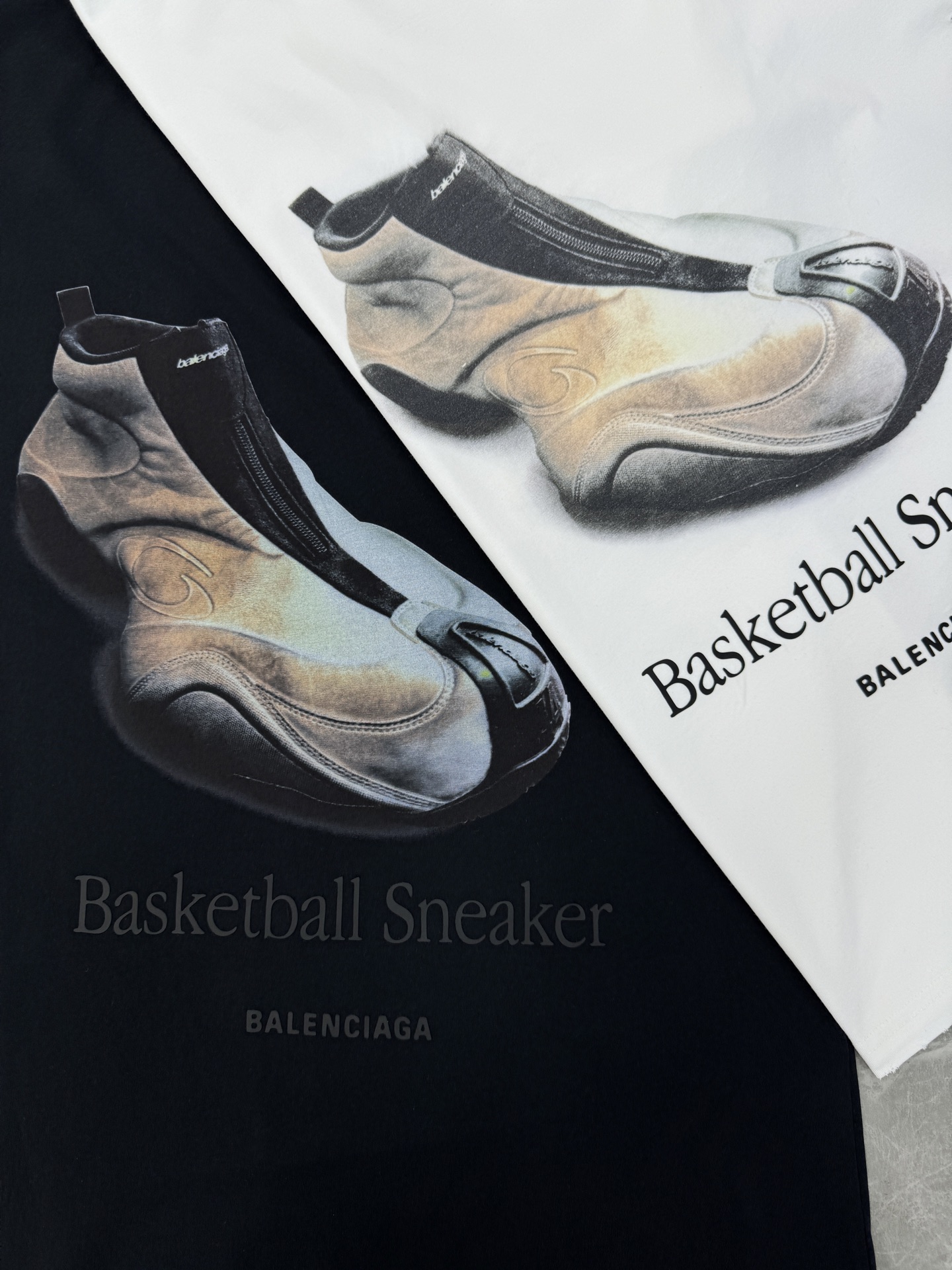 Balenciaga巴黎世家篮球鞋印花T恤，纯白底色+宽松版型，男女都能轻松驾驭。胸前篮球鞋图案超有辨识