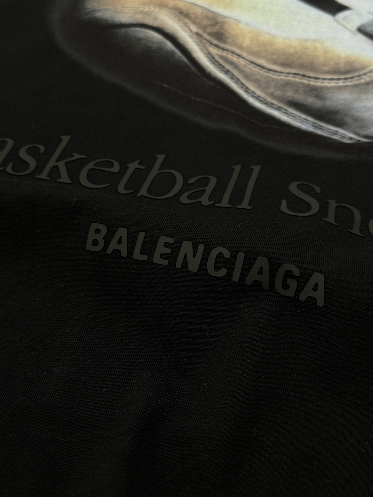 Balenciaga巴黎世家篮球鞋印花T恤，纯白底色+宽松版型，男女都能轻松驾驭。胸前篮球鞋图案超有辨识
