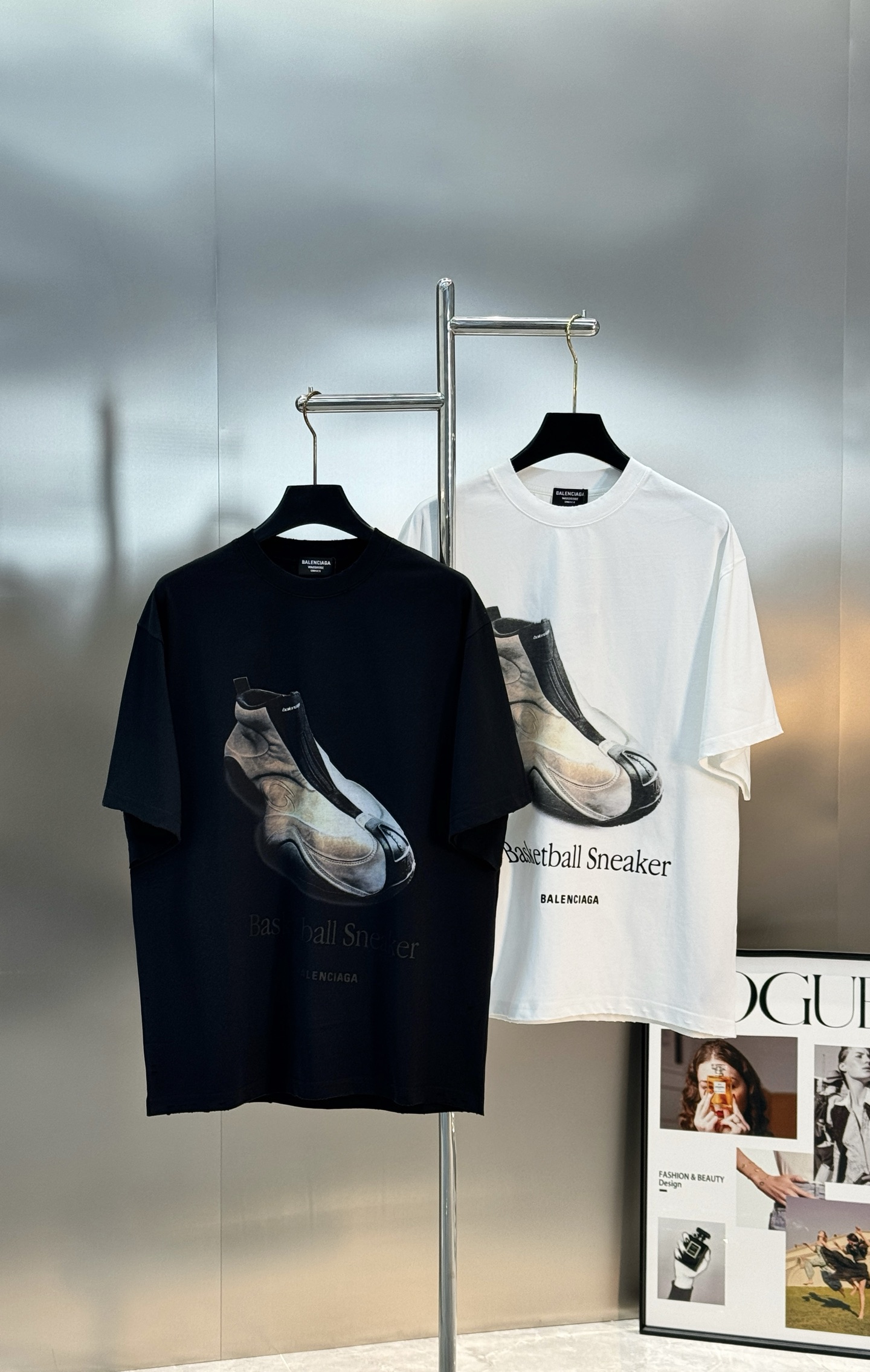 Balenciaga巴黎世家篮球鞋印花T恤，纯白底色+宽松版型，男女都能轻松驾驭。胸前篮球鞋图案超有辨识