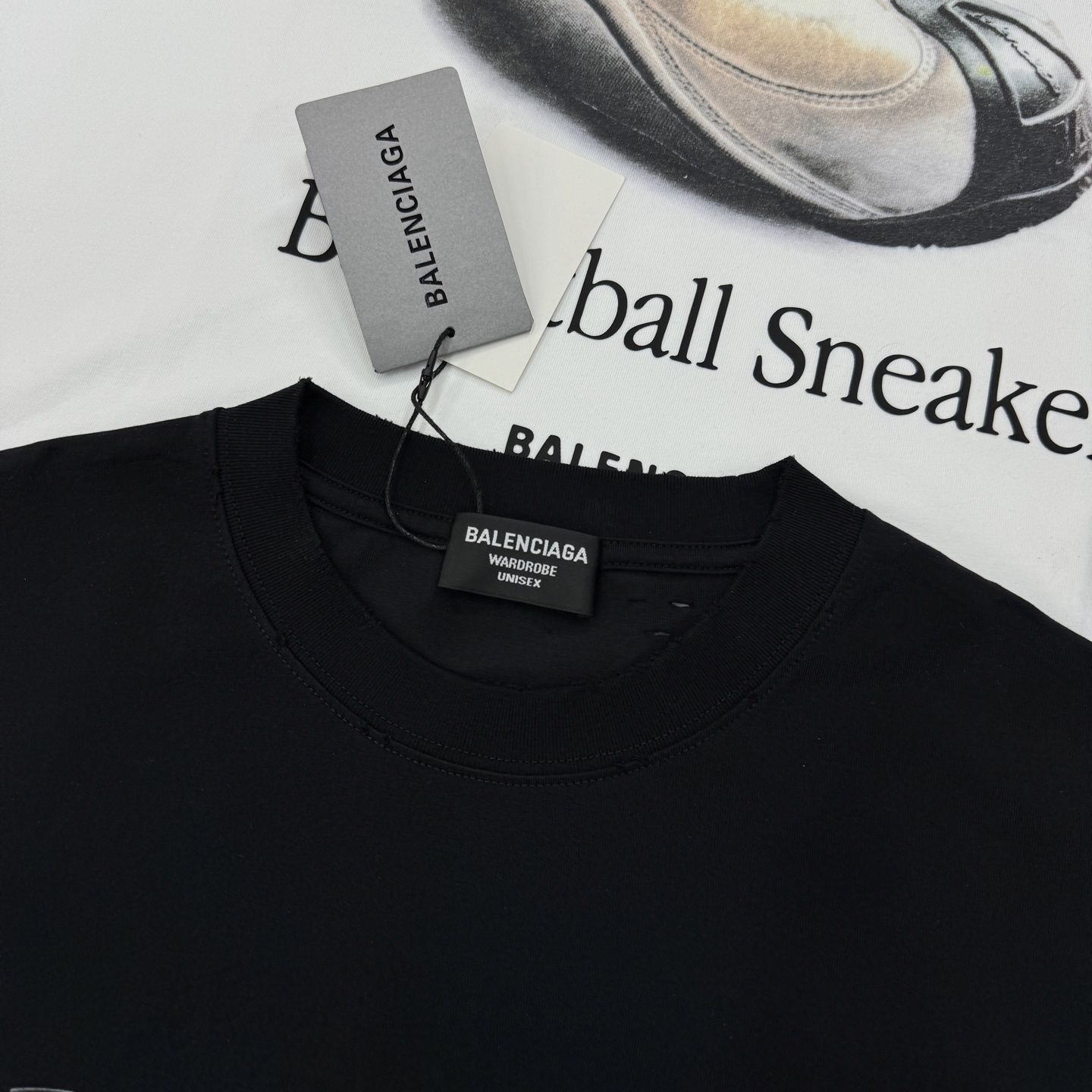 Balenciaga巴黎世家篮球鞋印花T恤，纯白底色+宽松版型，男女都能轻松驾驭。胸前篮球鞋图案超有辨识
