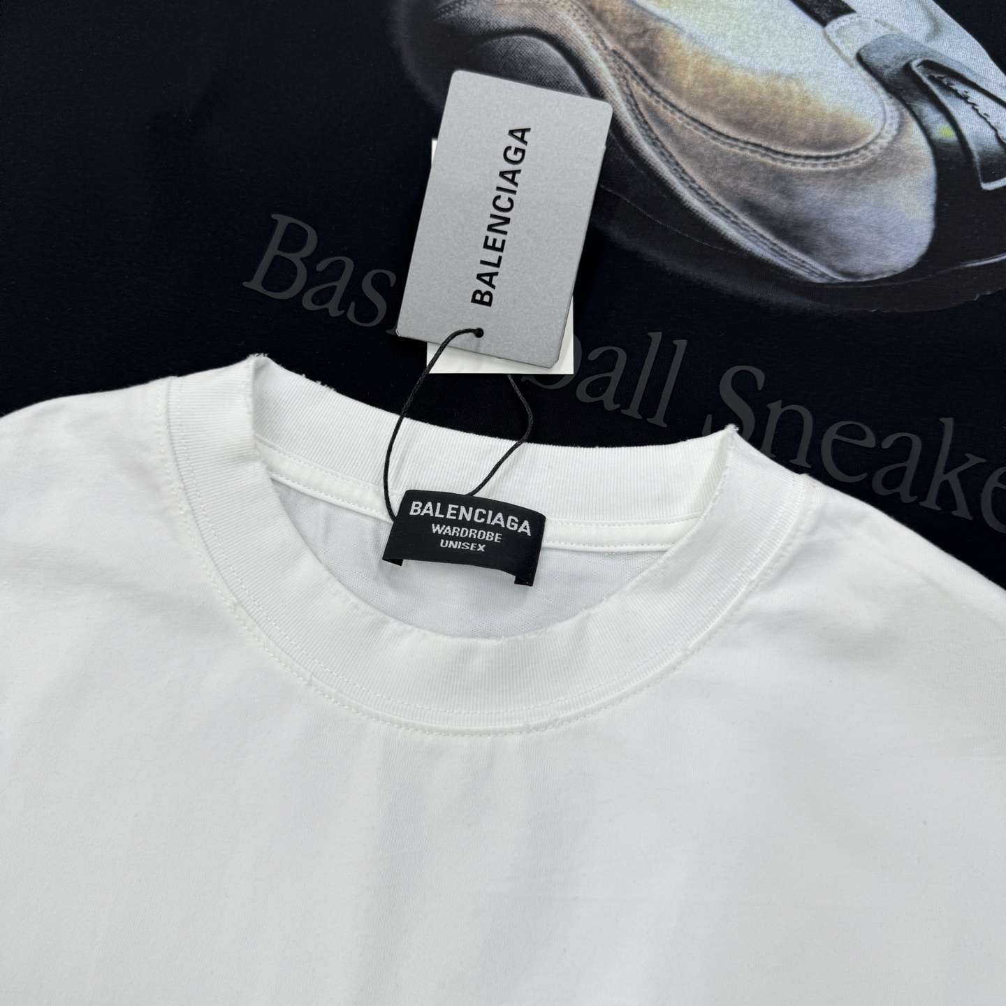 Balenciaga巴黎世家篮球鞋印花T恤，纯白底色+宽松版型，男女都能轻松驾驭。胸前篮球鞋图案超有辨识