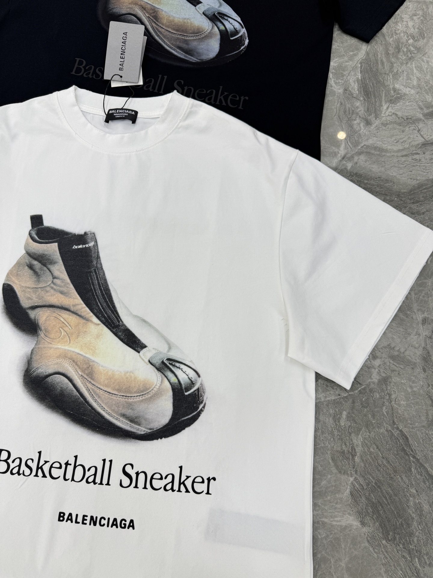 Balenciaga巴黎世家篮球鞋印花T恤，纯白底色+宽松版型，男女都能轻松驾驭。胸前篮球鞋图案超有辨识