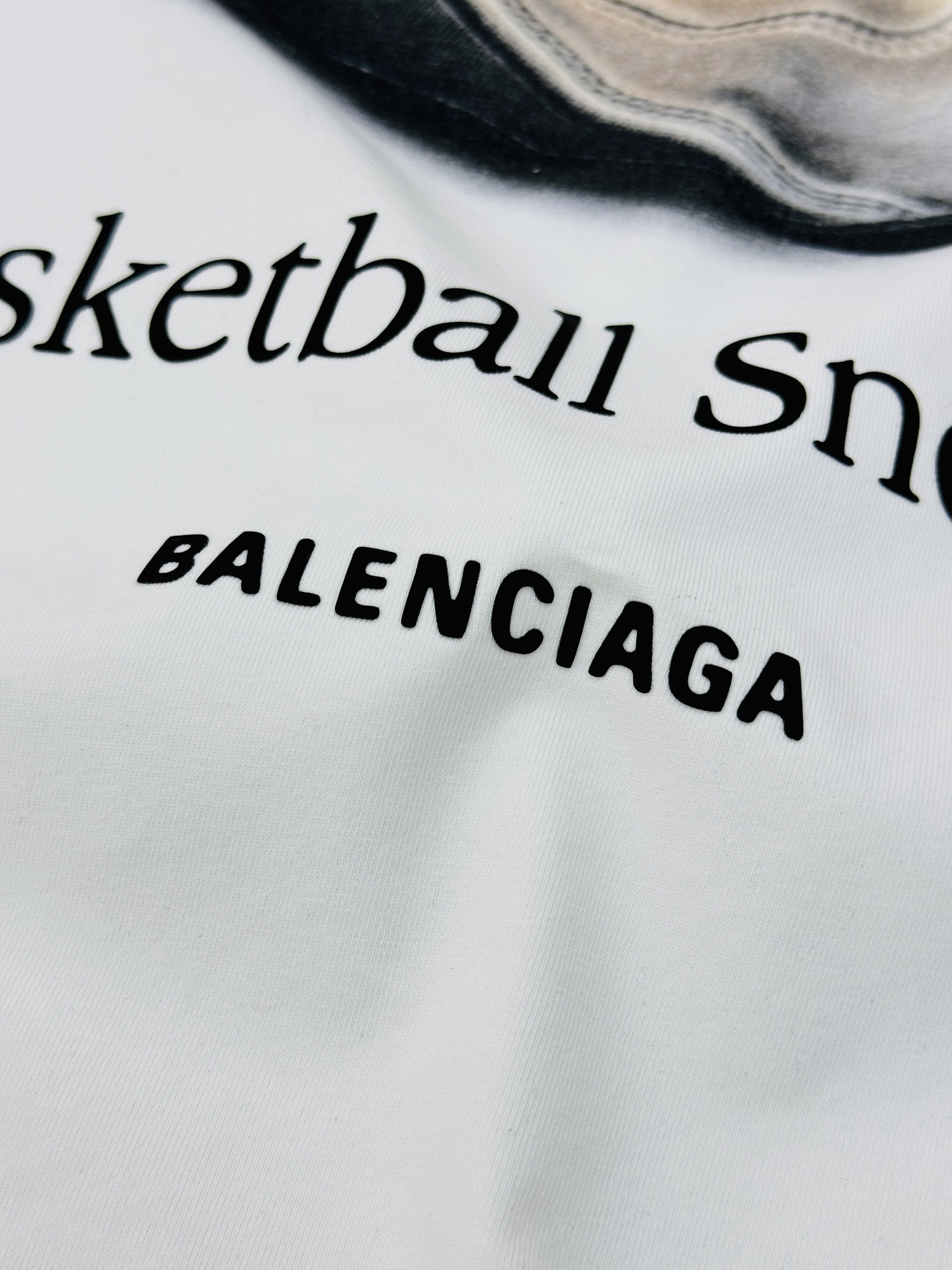 Balenciaga巴黎世家篮球鞋印花T恤，纯白底色+宽松版型，男女都能轻松驾驭。胸前篮球鞋图案超有辨识