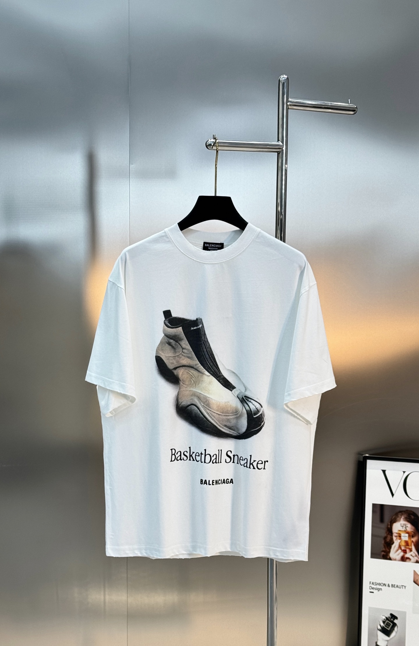 Balenciaga巴黎世家篮球鞋印花T恤，纯白底色+宽松版型，男女都能轻松驾驭。胸前篮球鞋图案超有辨识